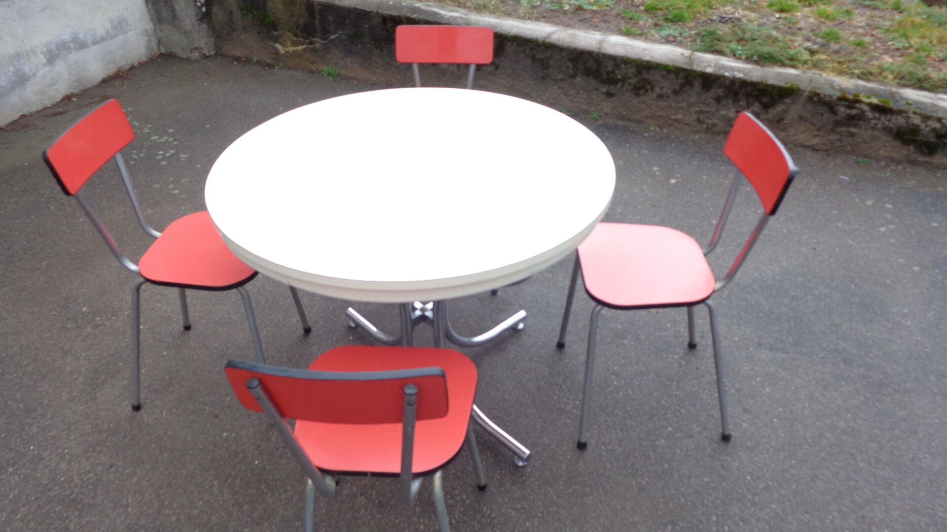 Kitchen table & its 4 chairs