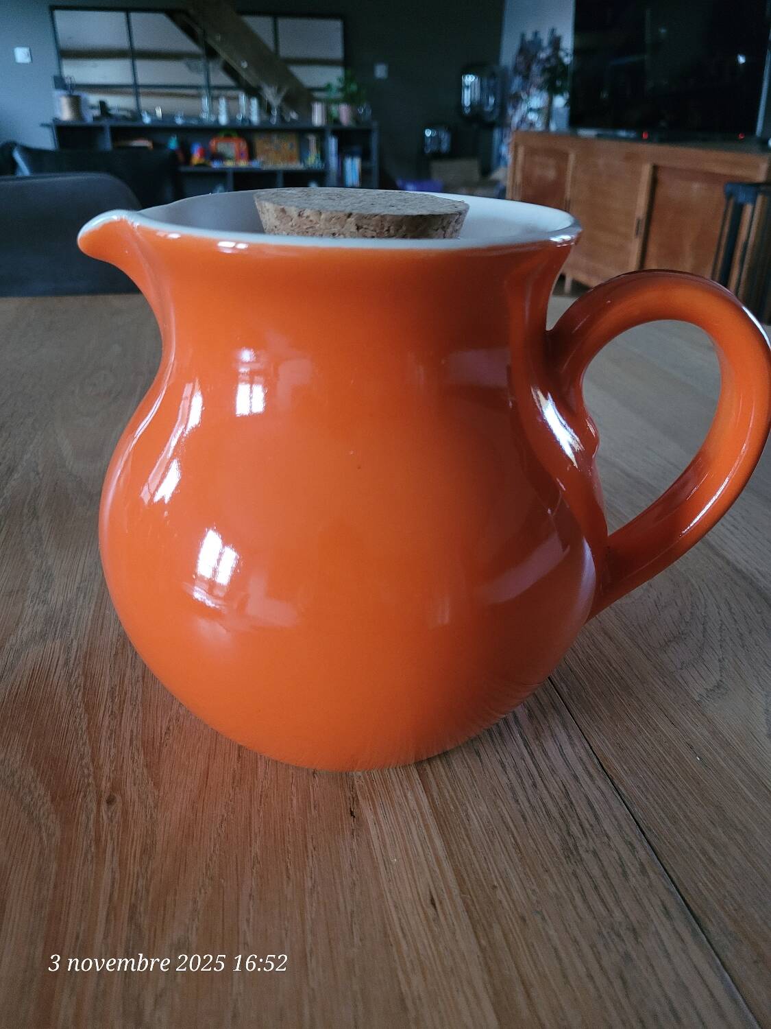 Carafe or pitcher with ice reservoir