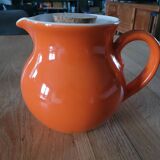 Carafe or pitcher with ice reservoir