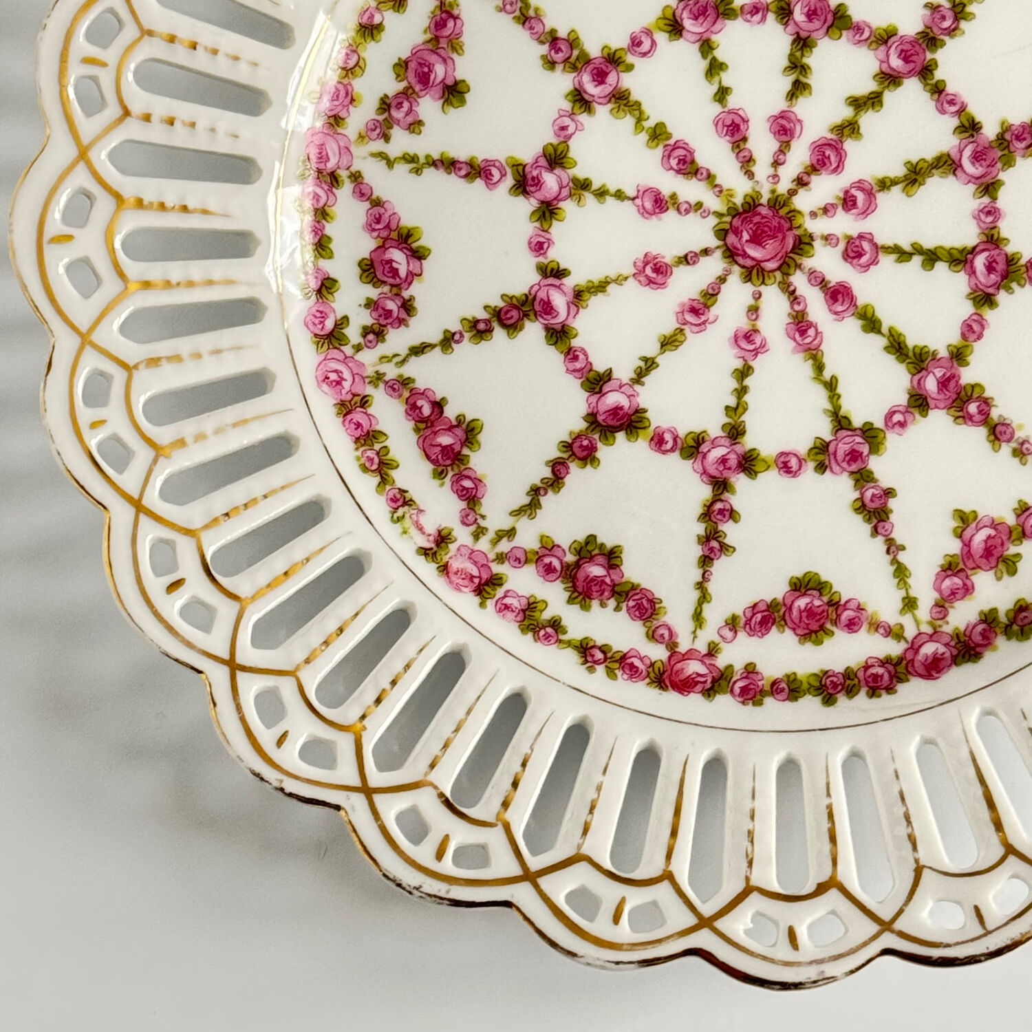 Pair of openwork porcelain plates decorated with roses