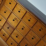 Grande apothicairerie / meuble d'école industrielle néerlandaise en hêtre, milieu du 20e siècle