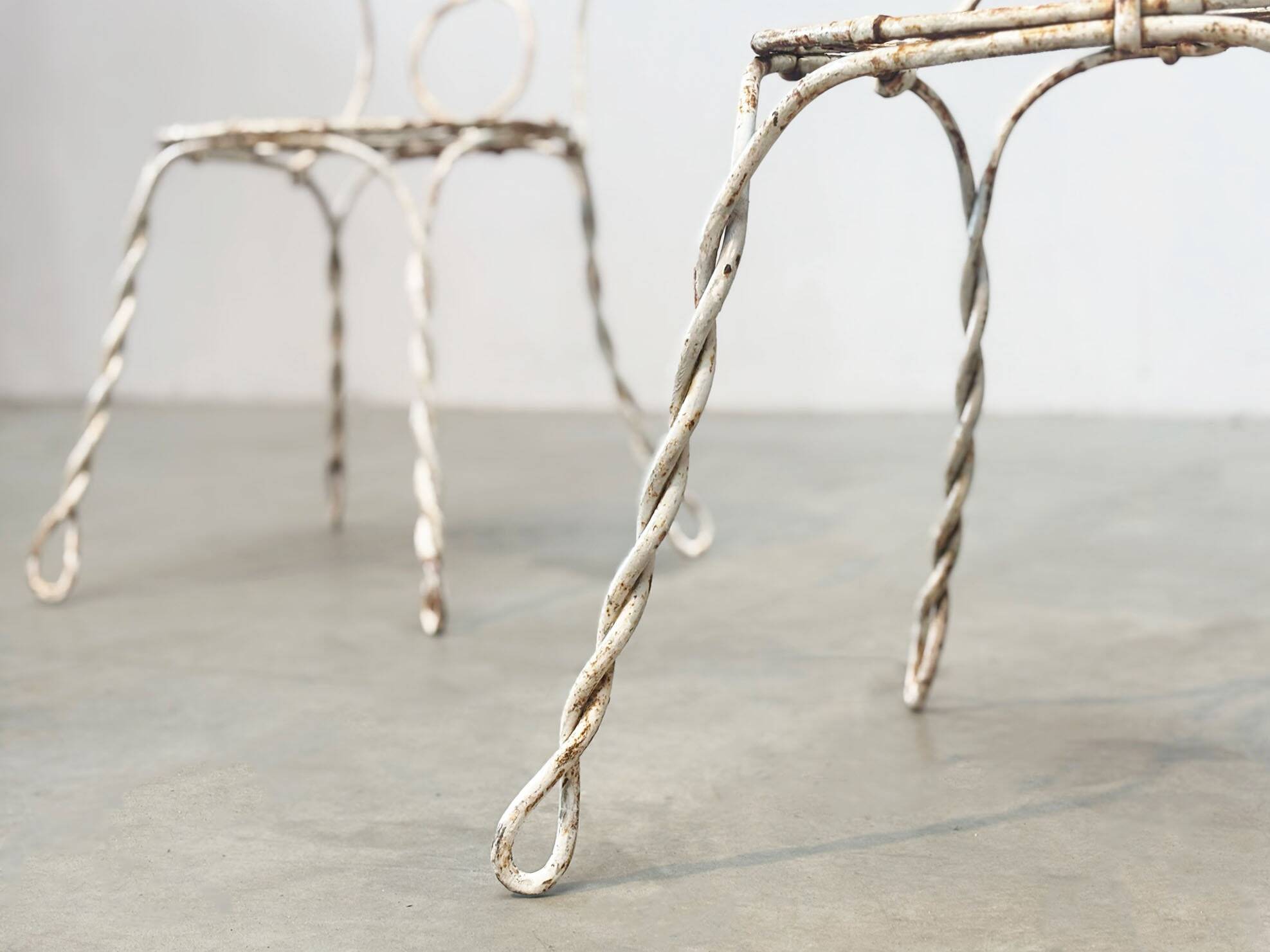 Ensemble de deux chaises de jardin sculpturales françaises