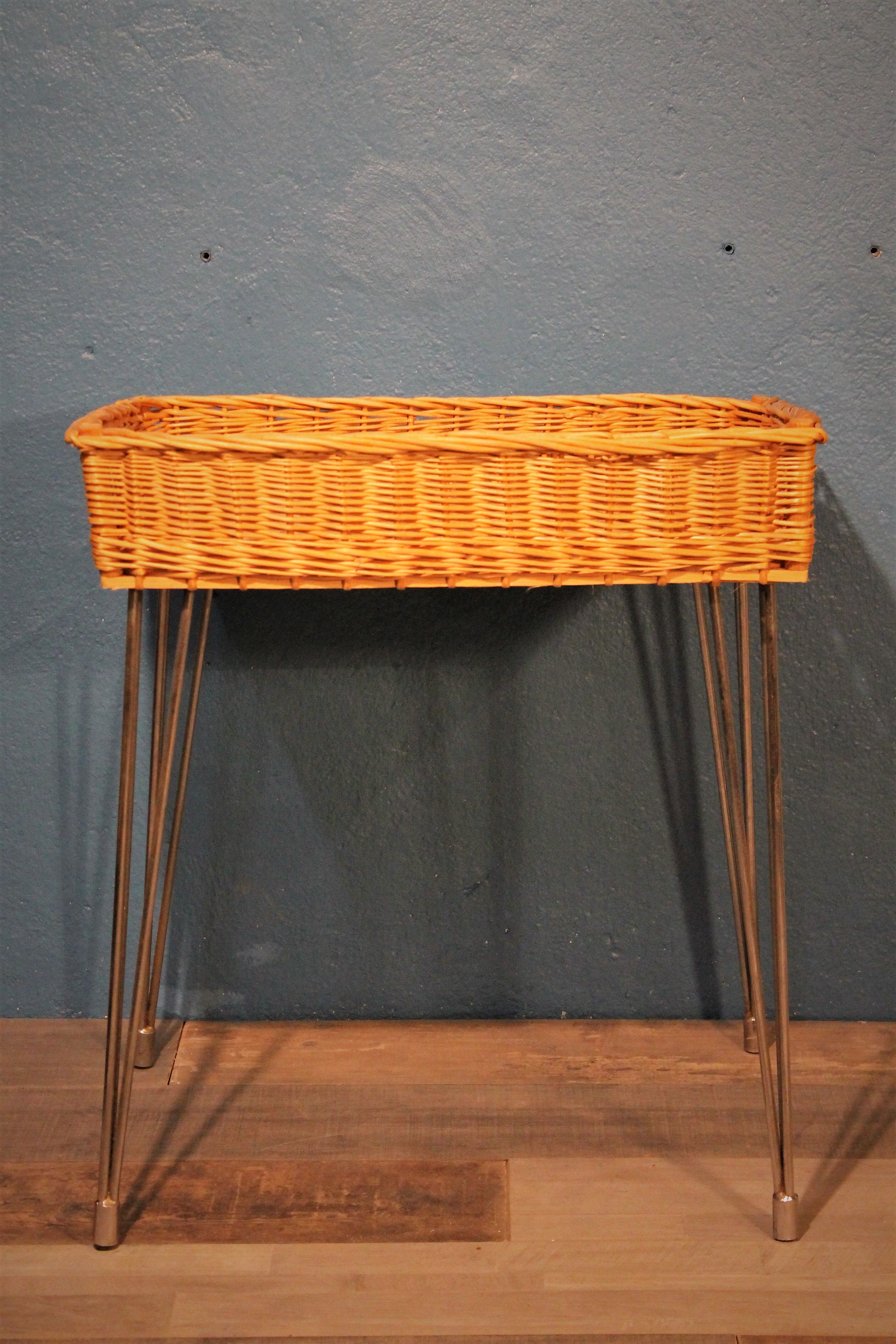 Basket on foot vintage 1970