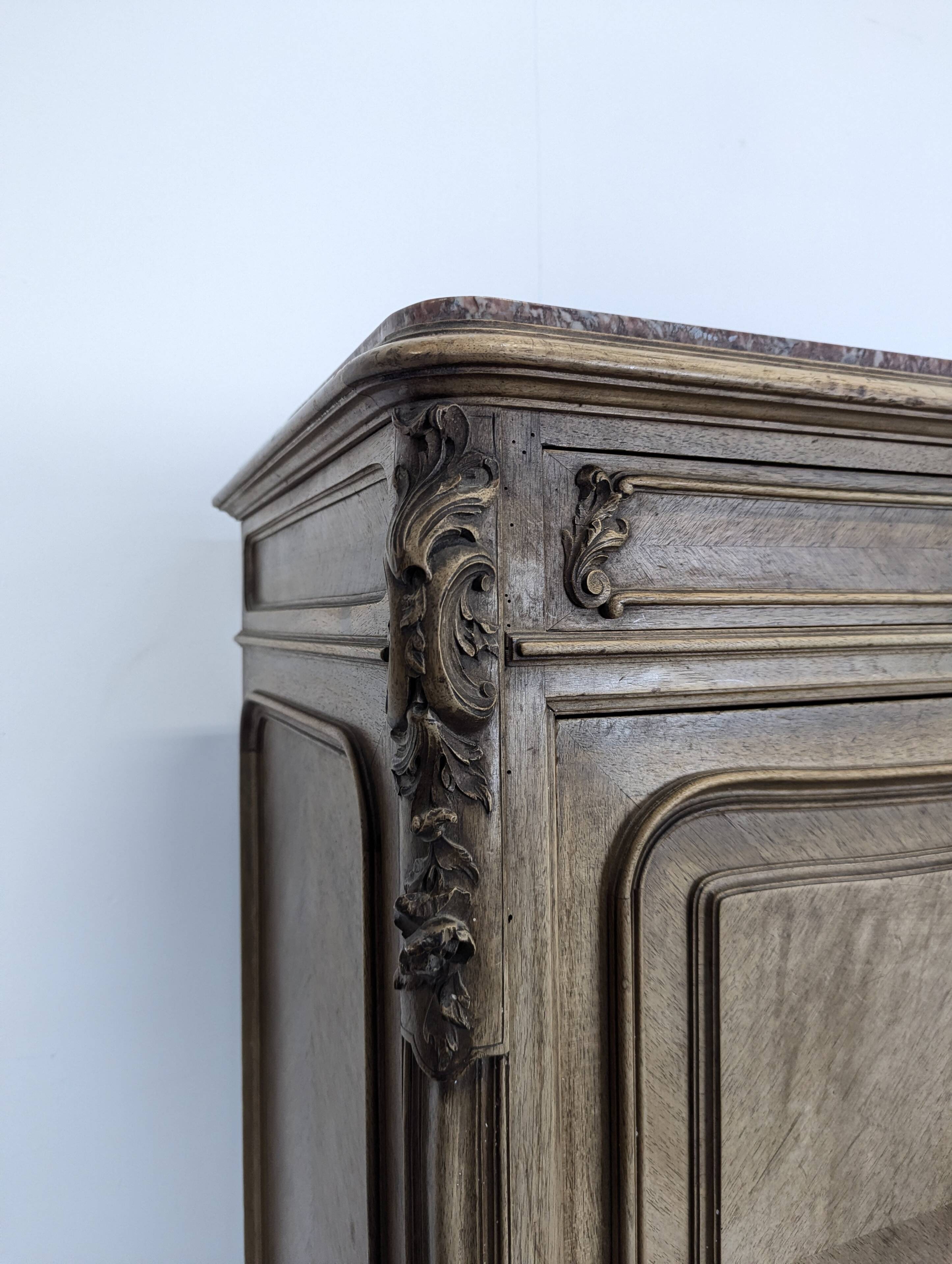 Baroque secretary in Louis XV style made of walnut.