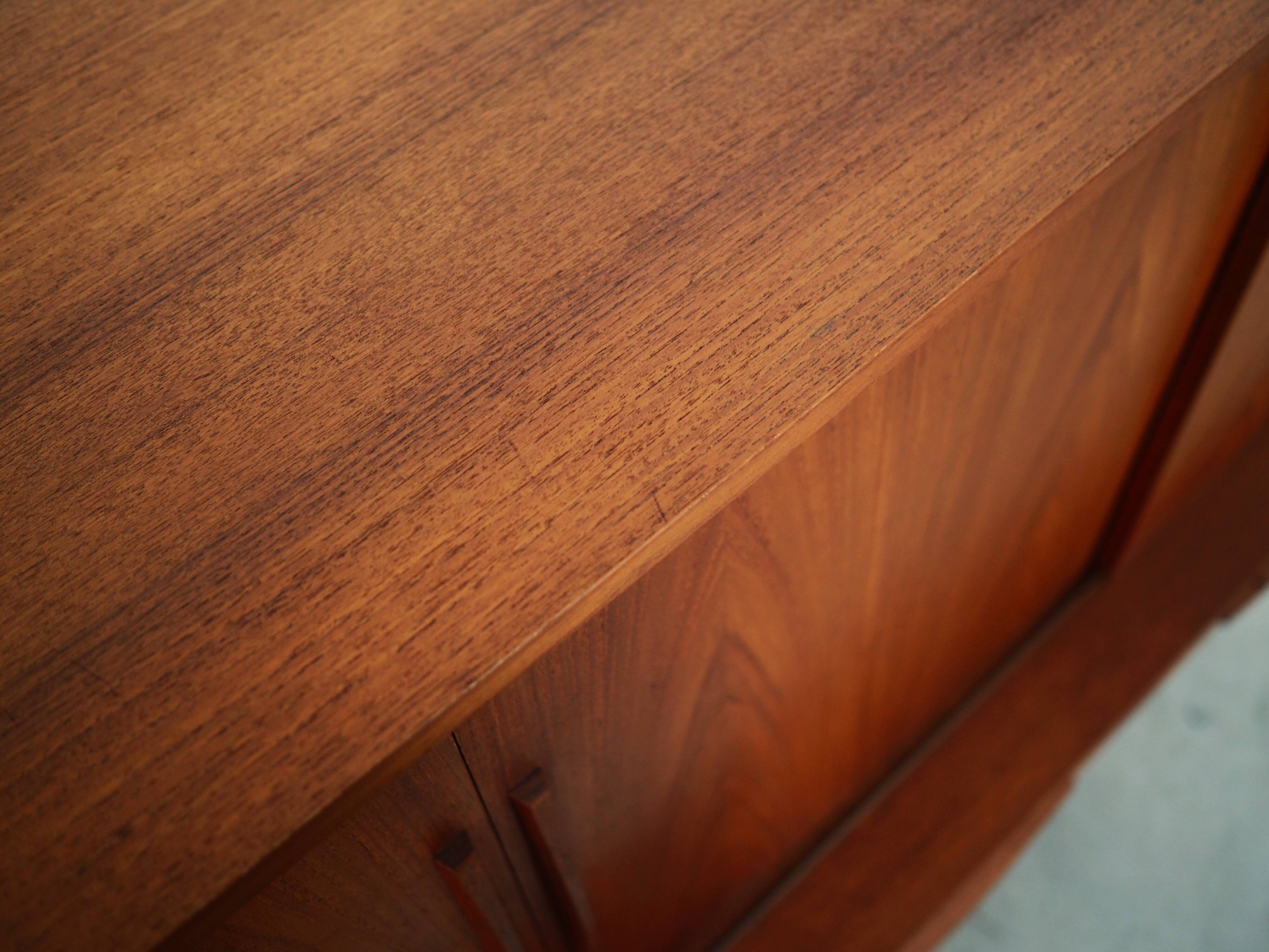 Buffet haut en teck, design danois, années 1960, production : Danemark