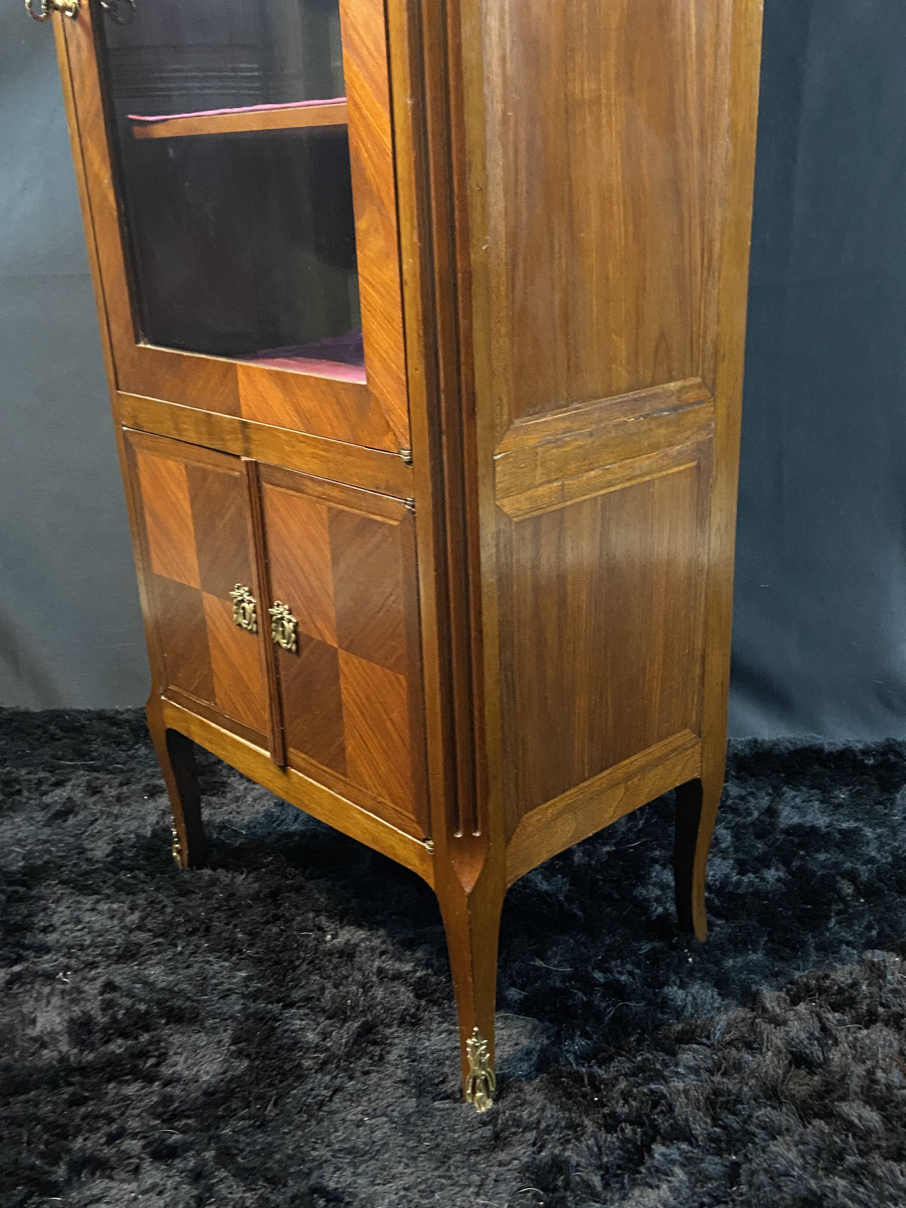 Small 19th-century display cabinet in the Transition style between Louis XV and Louis XVI.