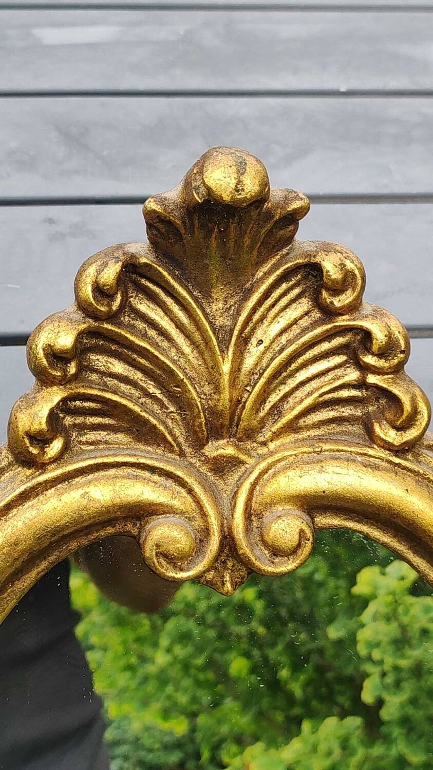 Classic Baroque/Louis XV style mirror. In old gold patinated wood. Palmette/Scroll/Blazon motif decor. Dim 46 x 27 cm