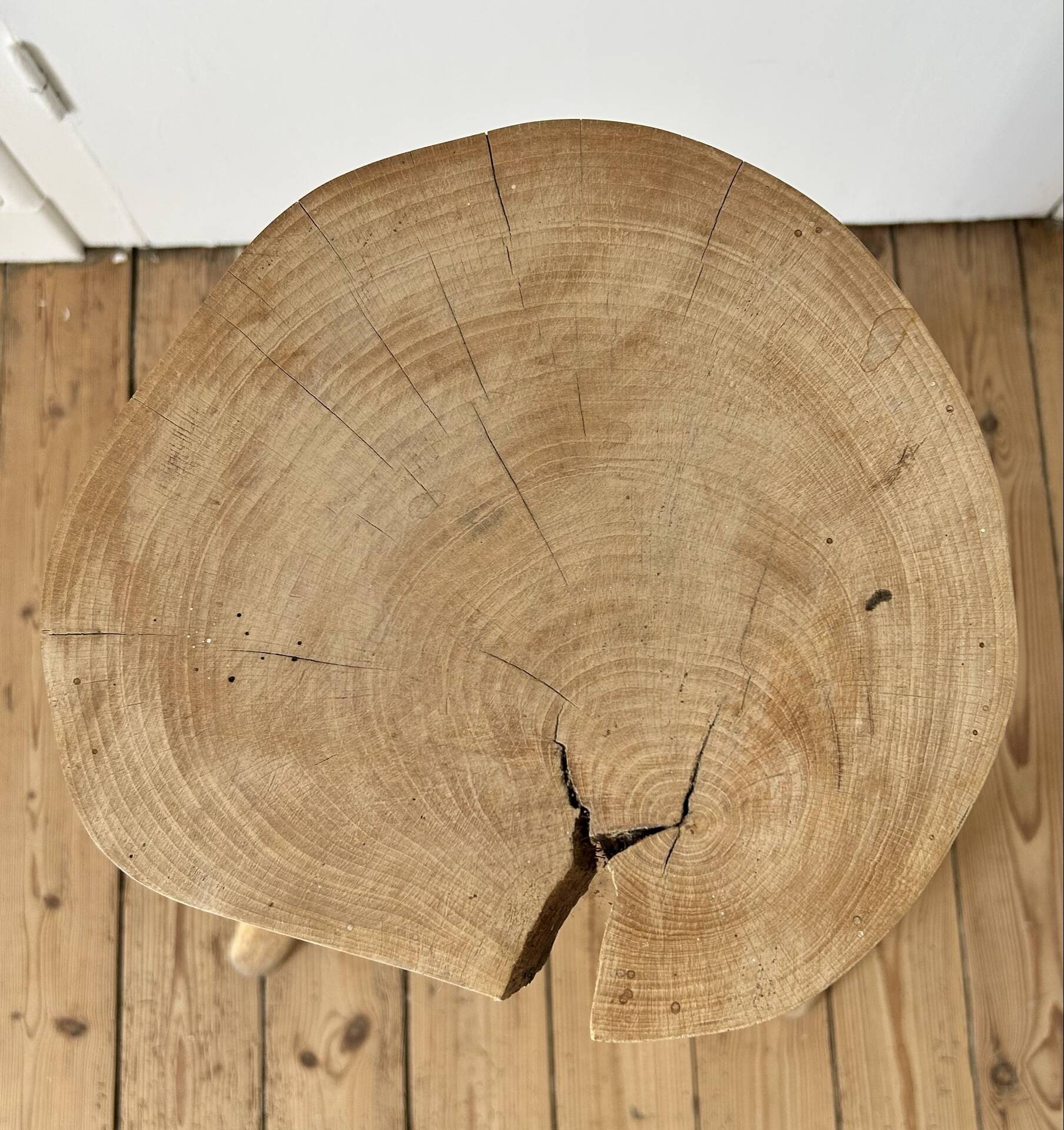 Tabouret tripode haut