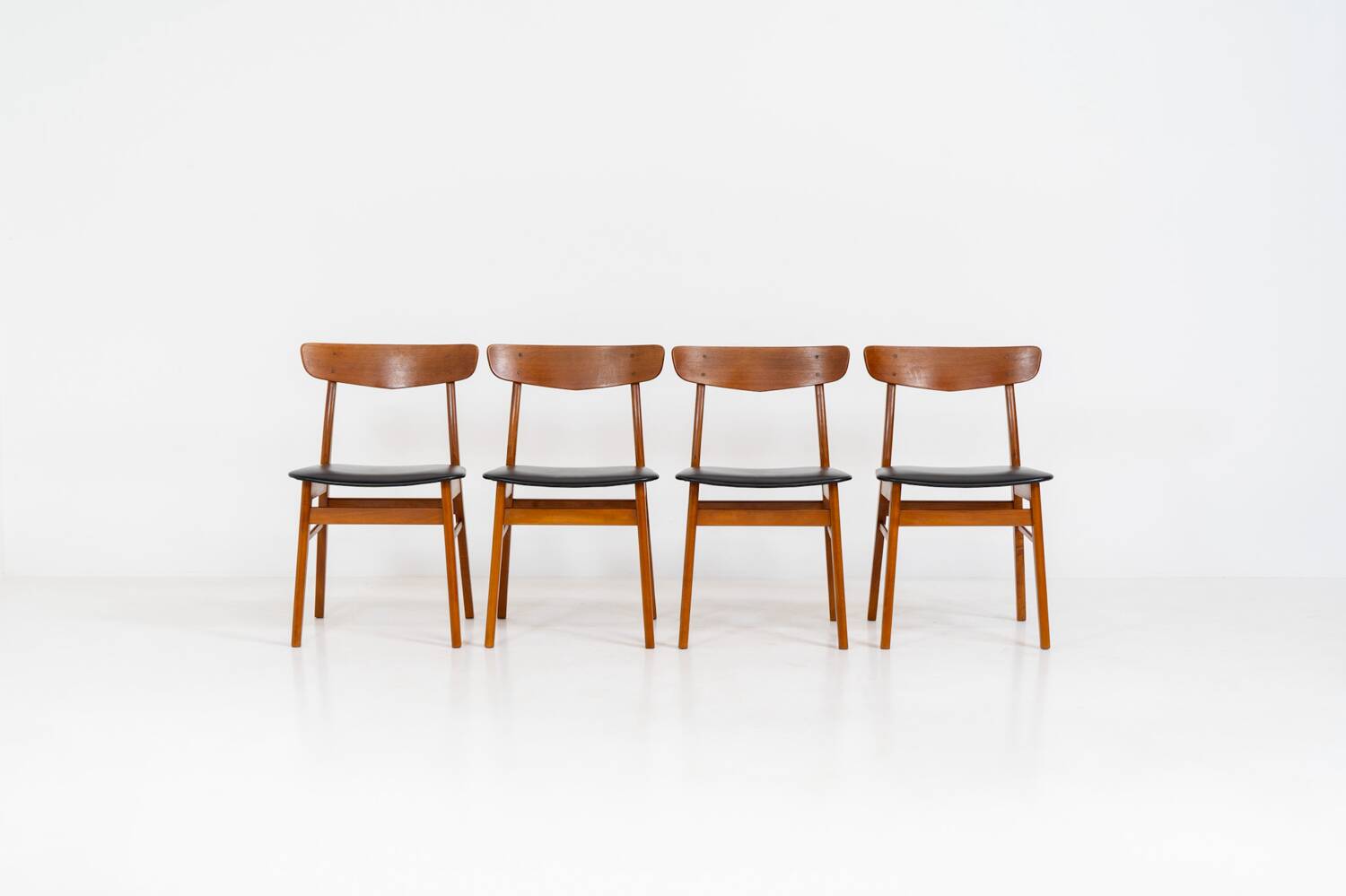 Ensemble de 4 chaises de salle à manger Mosbøl par Findahl (Danemark, années 1960).
