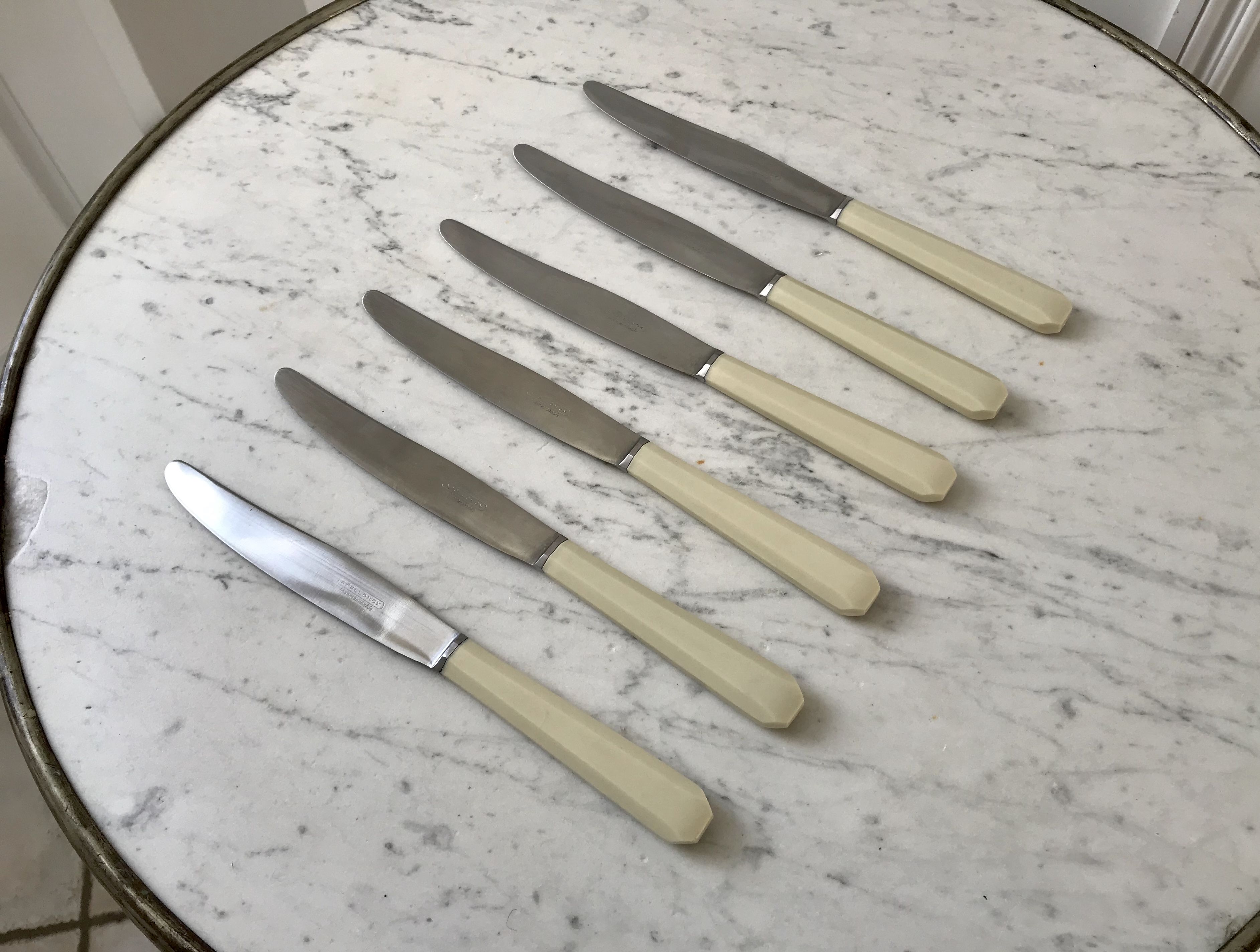 Lot de 6 couteaux en bakélite blancs coutellerie d'Arles années 60