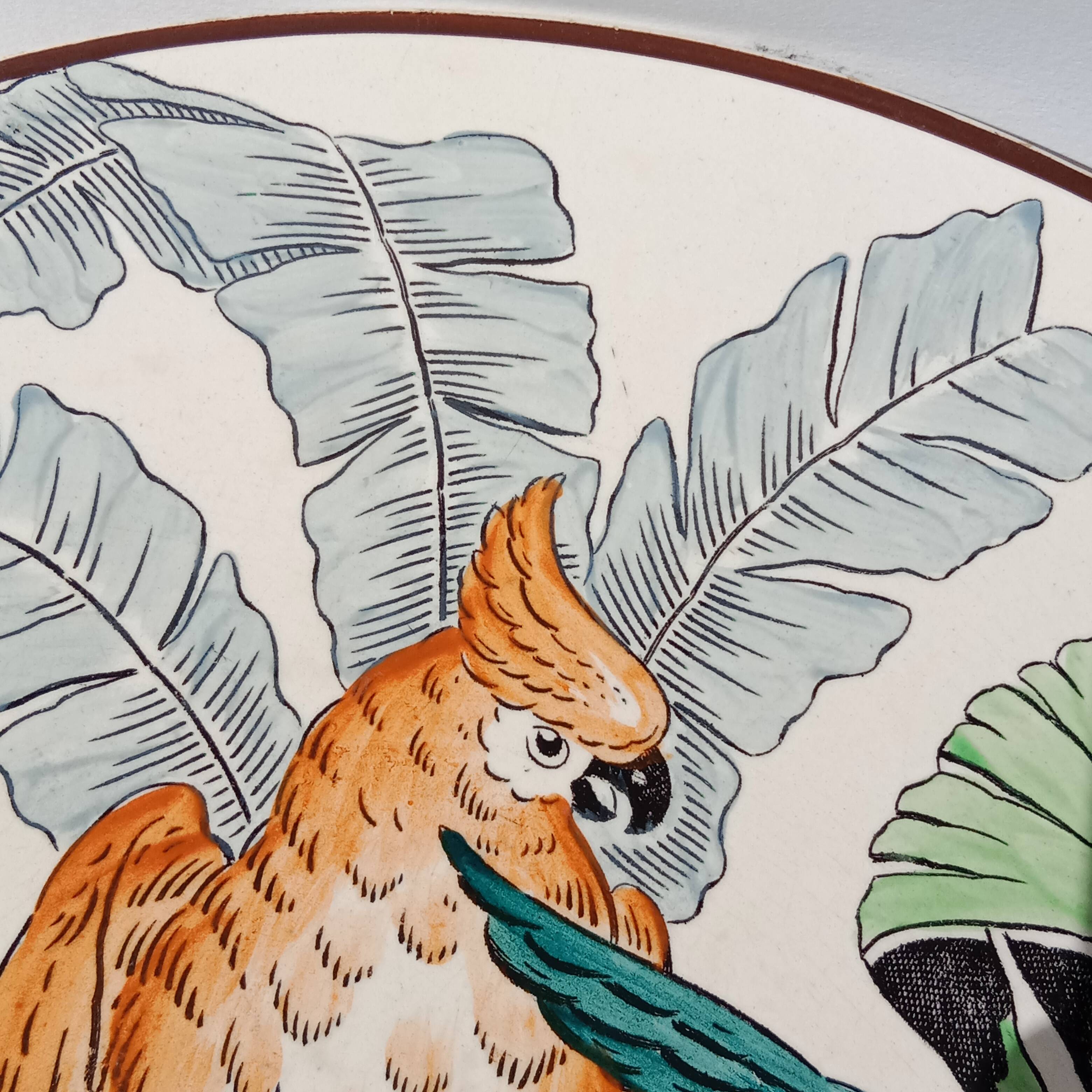 Plat rond à décor de perroquets dans la jungle, circa 1900
