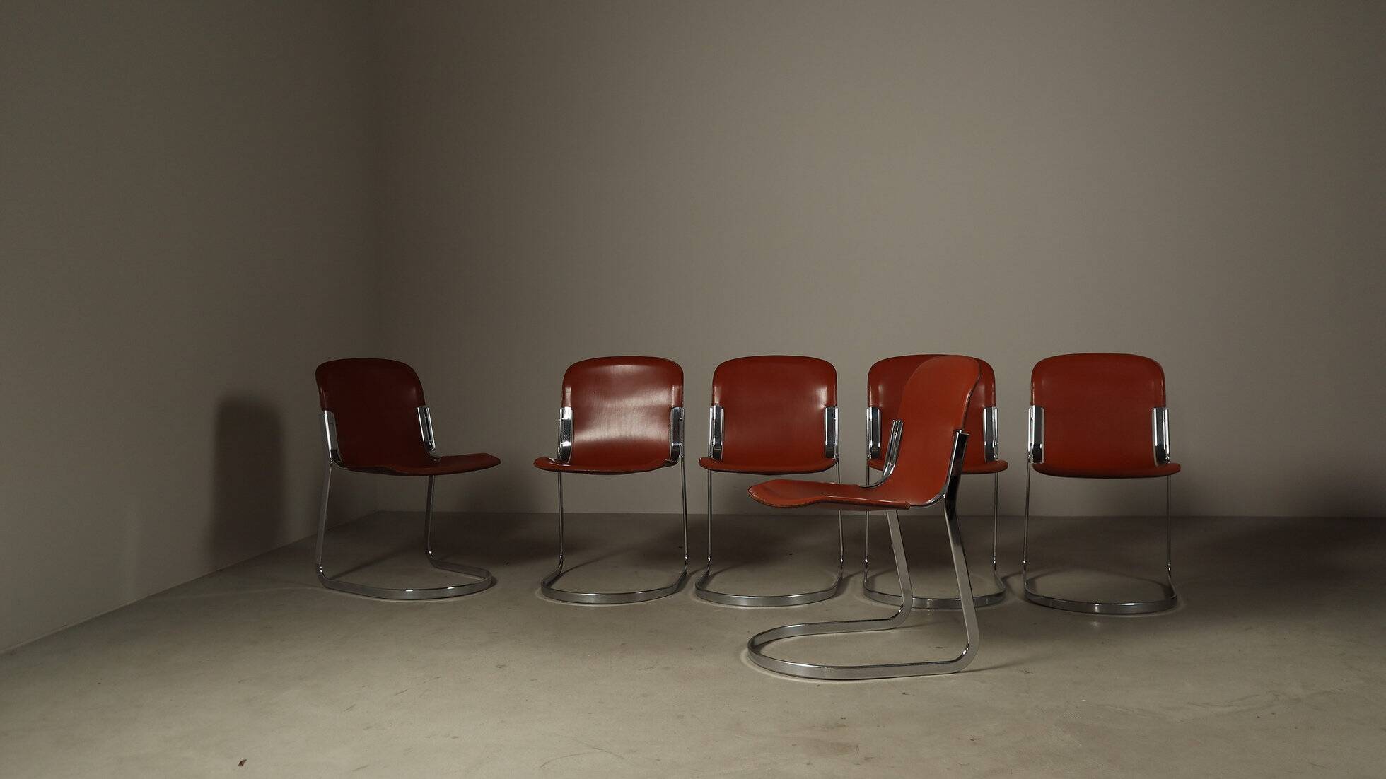 Ensemble de six chaises de salle à manger en cuir à structure cantilever par Willy Rizzo pour Cidue, années 1970.