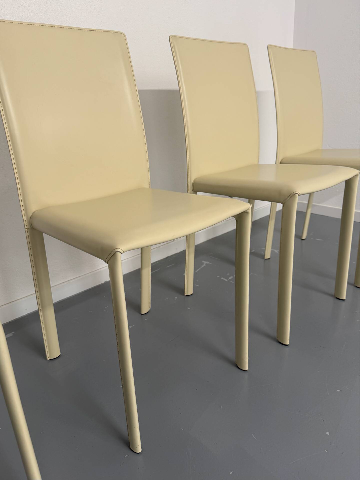 Set of 4 cream leather chairs contemporary design Colico Dress Up