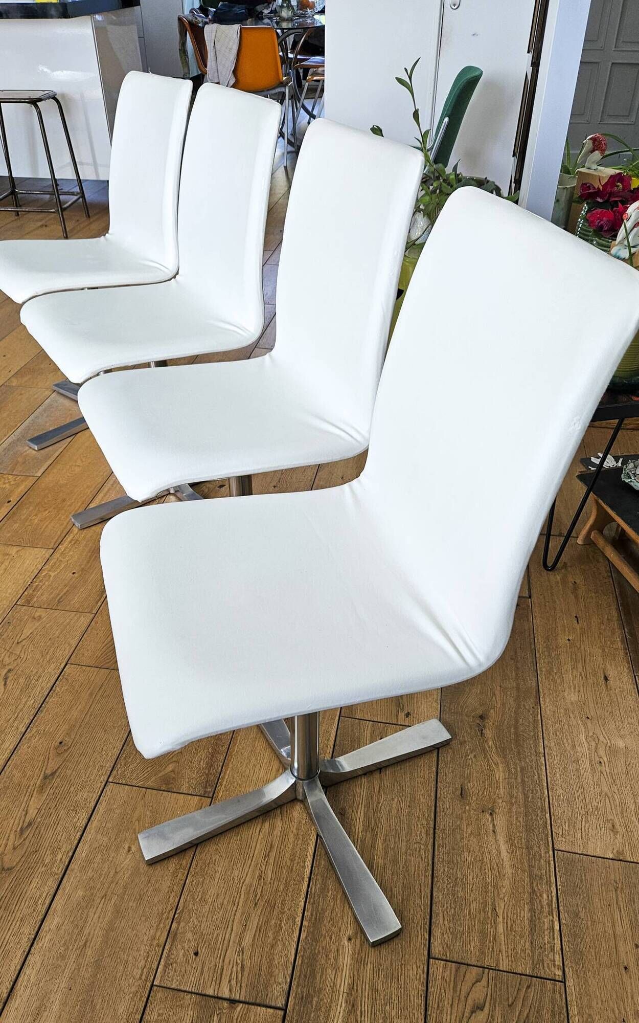 Extendable round table in white formica and 4 matching chairs by Roche Bobois.