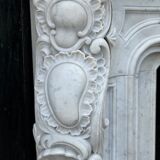 Impressionnante cheminée de style Louis XV en marbre de Carrare vers 1880