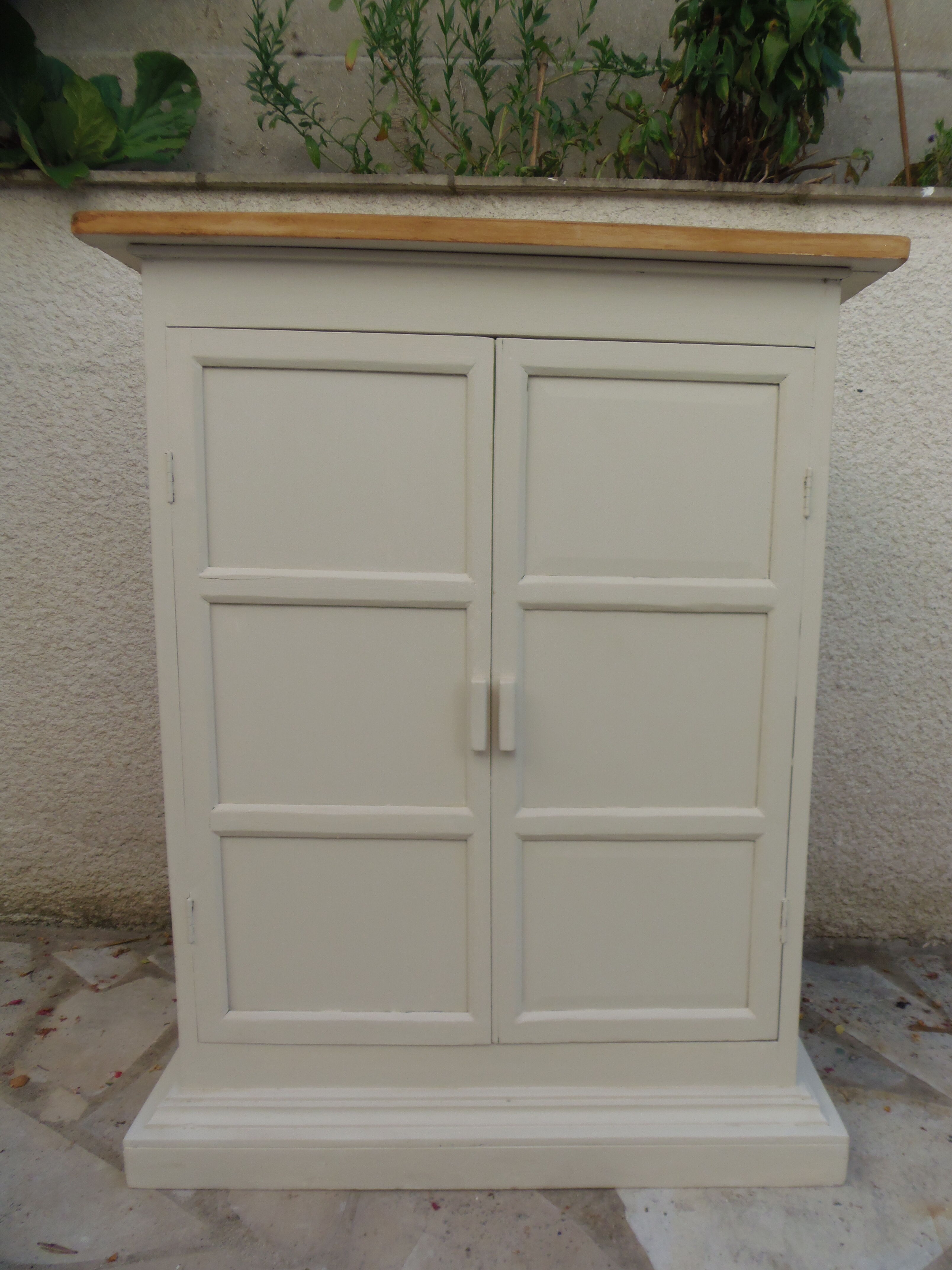Meuble, buffet peint en beige, plateau en bois brut