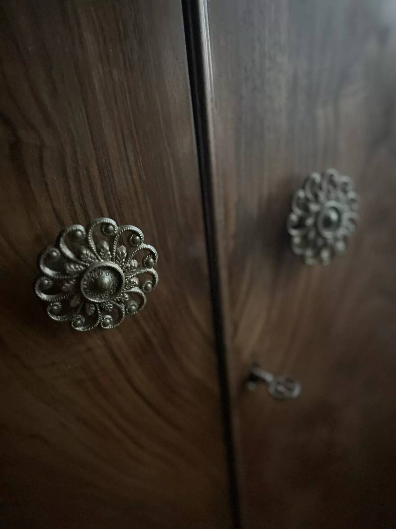 Small English wardrobe from the Art Deco period in walnut veneer - The elegance of rarity