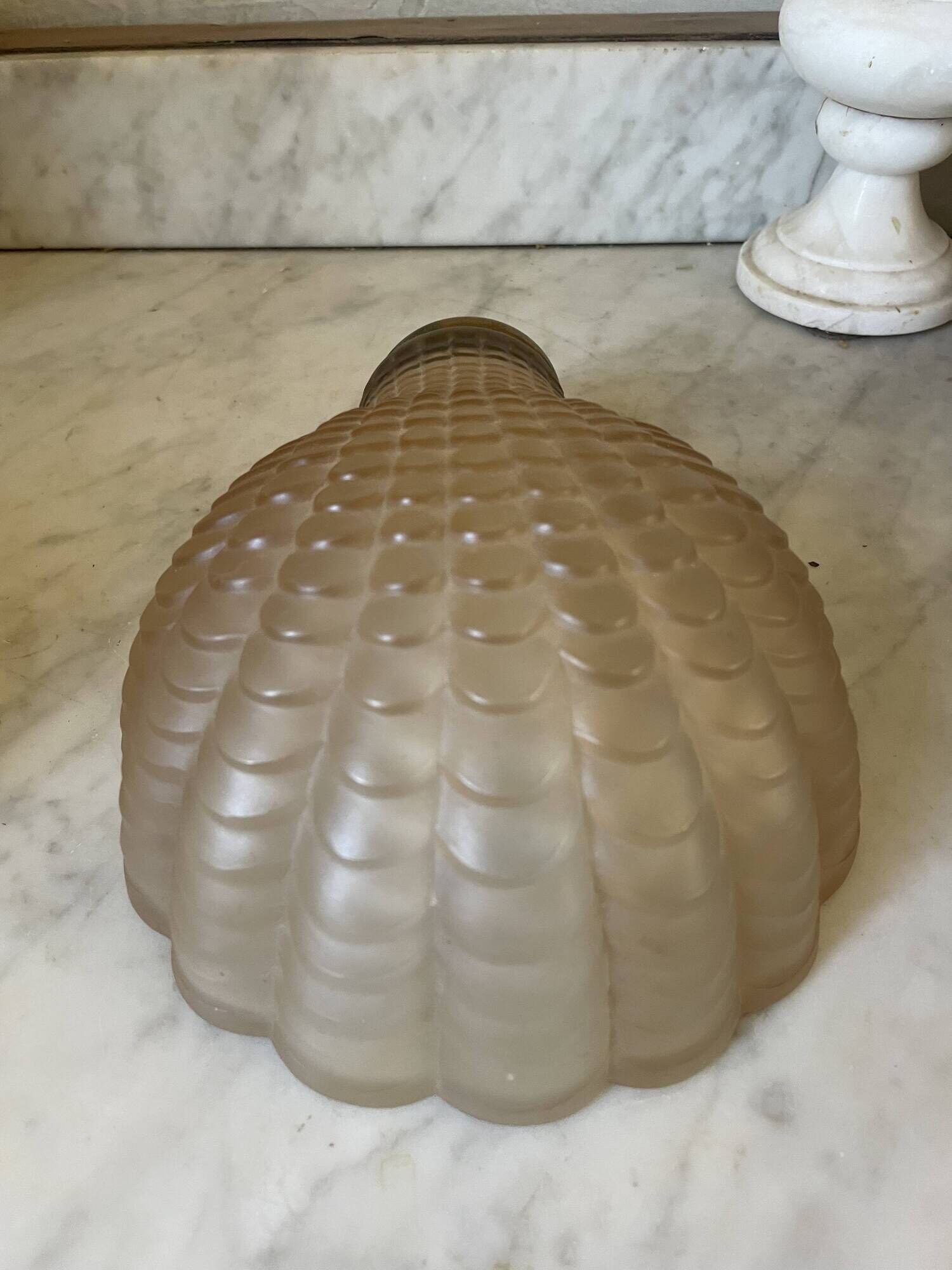 Pair of shell wall lights in frosted glass in Art Deco style.