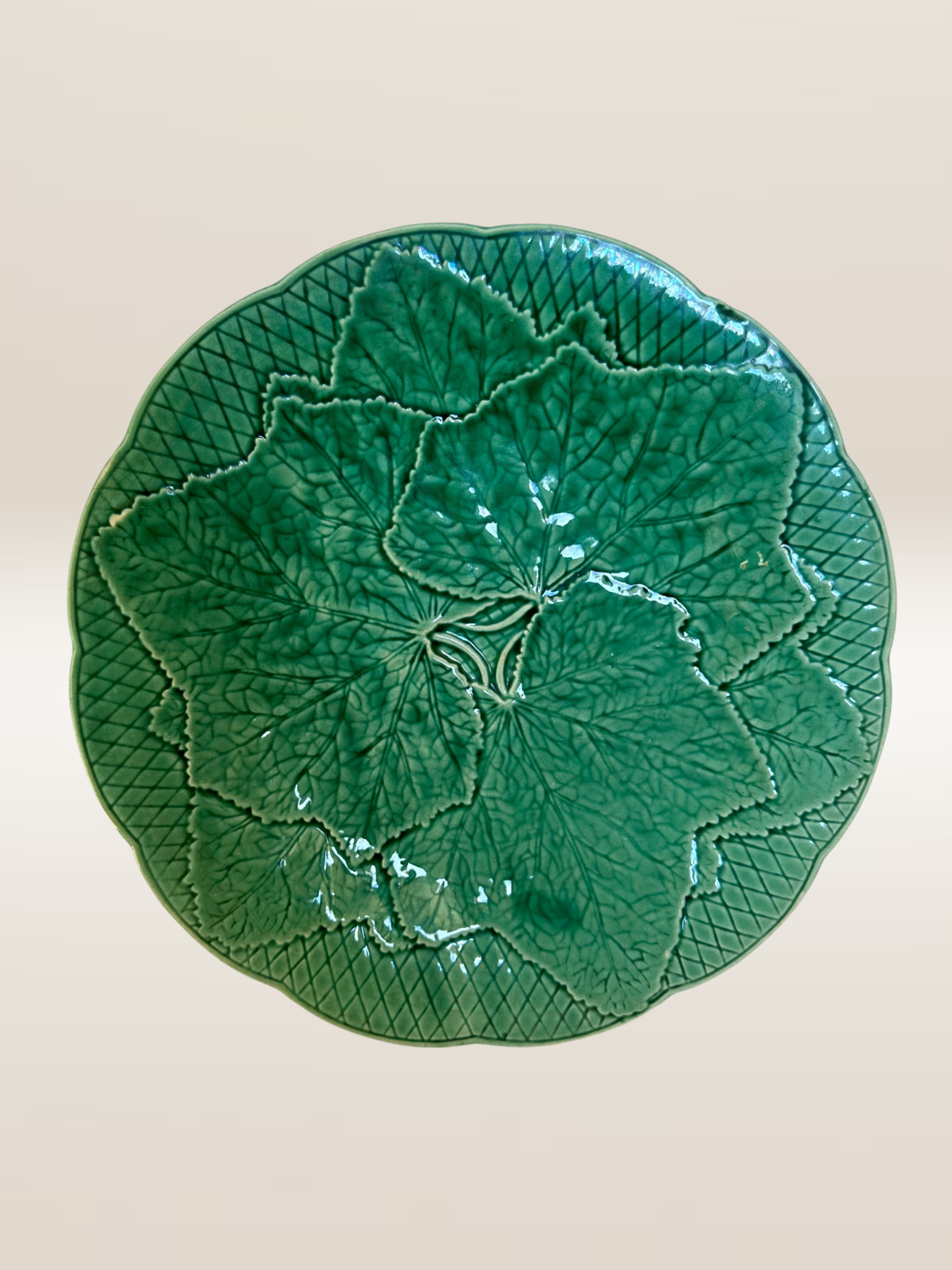 Set of 6 green earthenware dessert plates, vine leaf pattern.