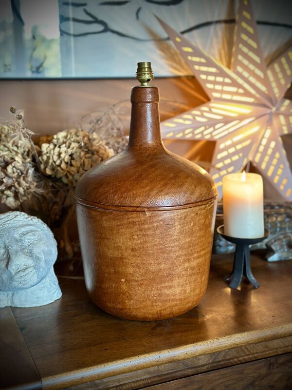 Dame-Jeanne en cuir. Une lampe vintage unique, alliant histoire et élégance