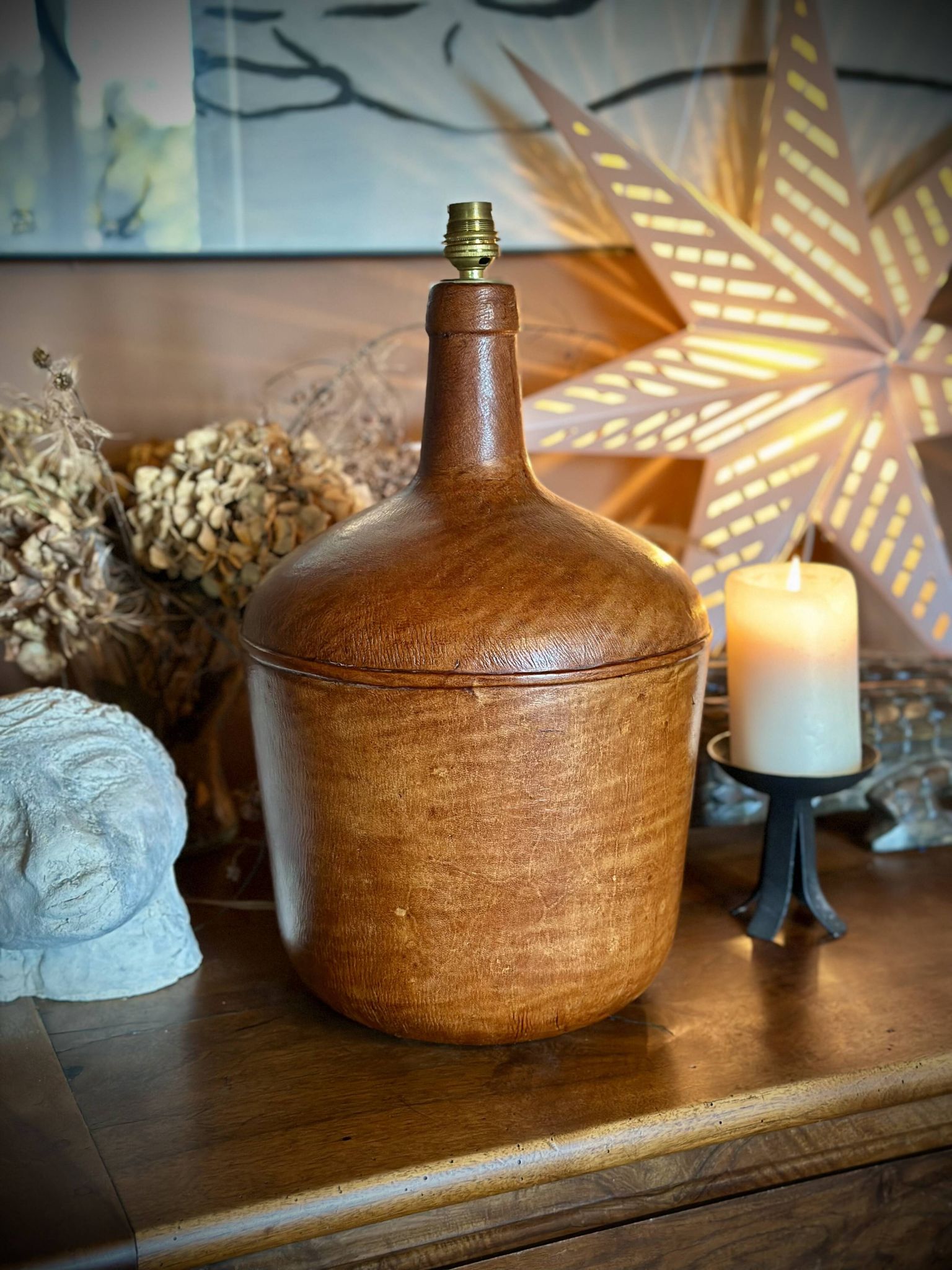 Give me a leather Jeanne. A unique vintage lamp, combining history and elegance.
