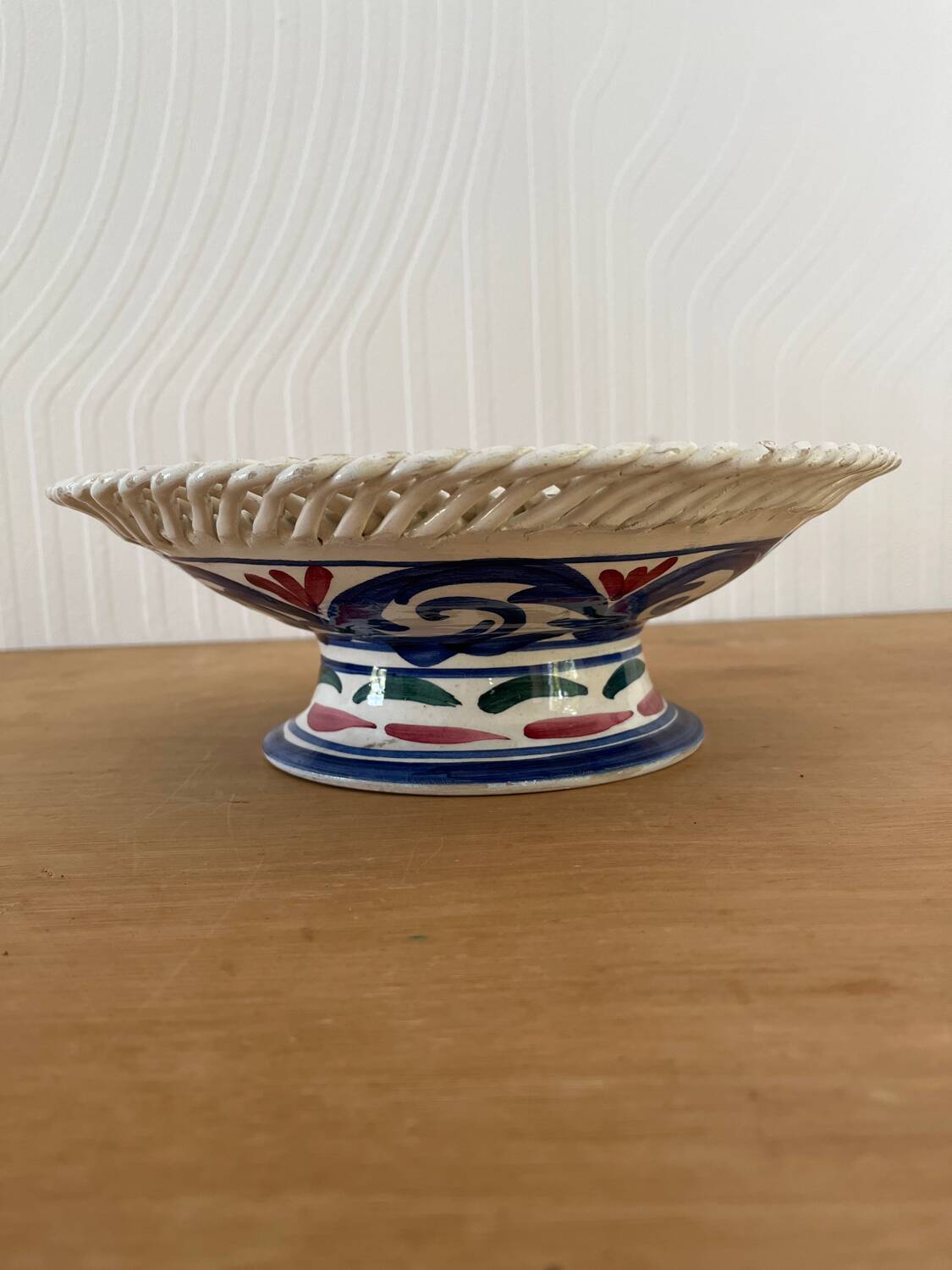 Fruit bowl on foot made in Spain in ceramic