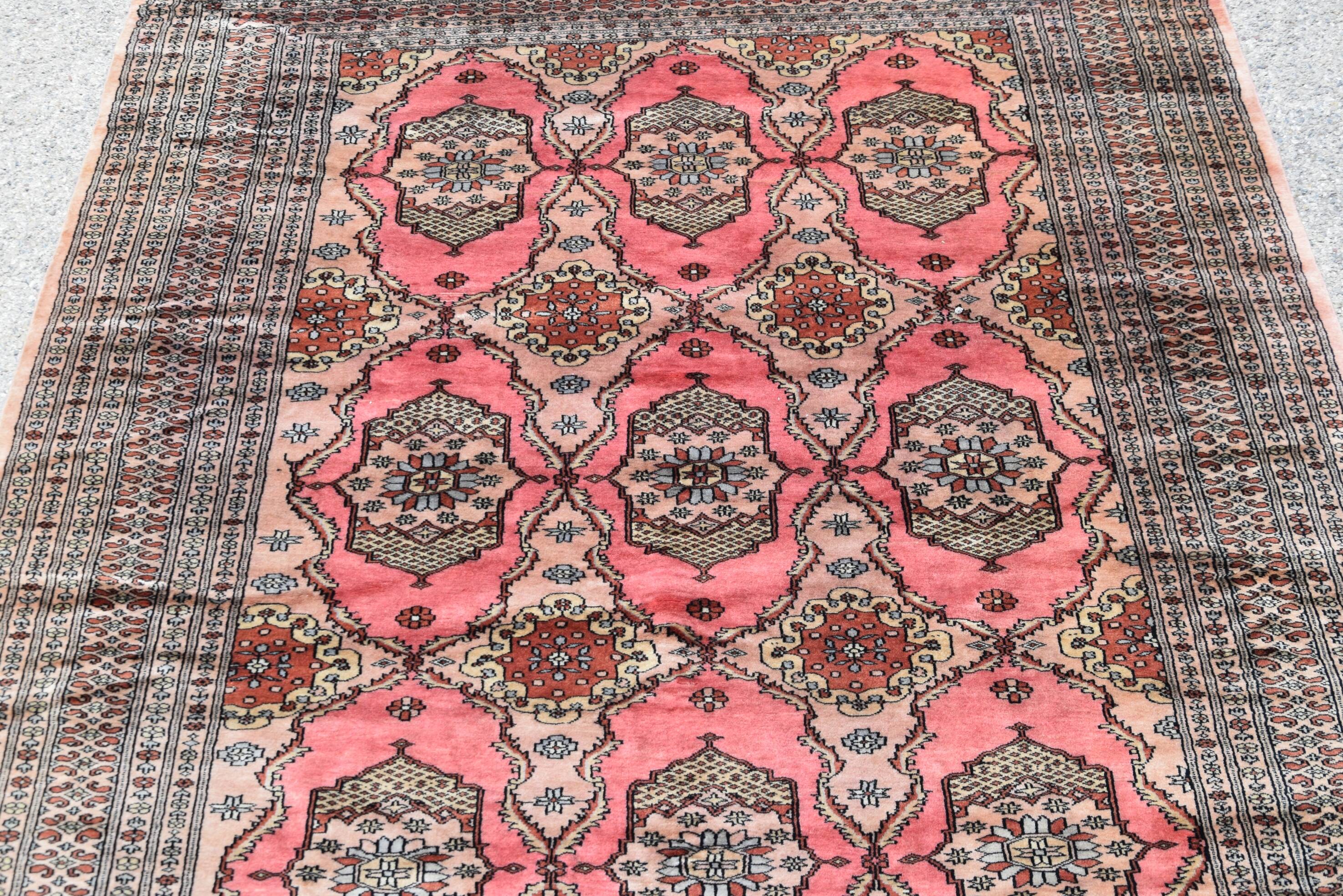 Oriental rug from Pakistan: 1.83 X 2.75 meters. Handmade