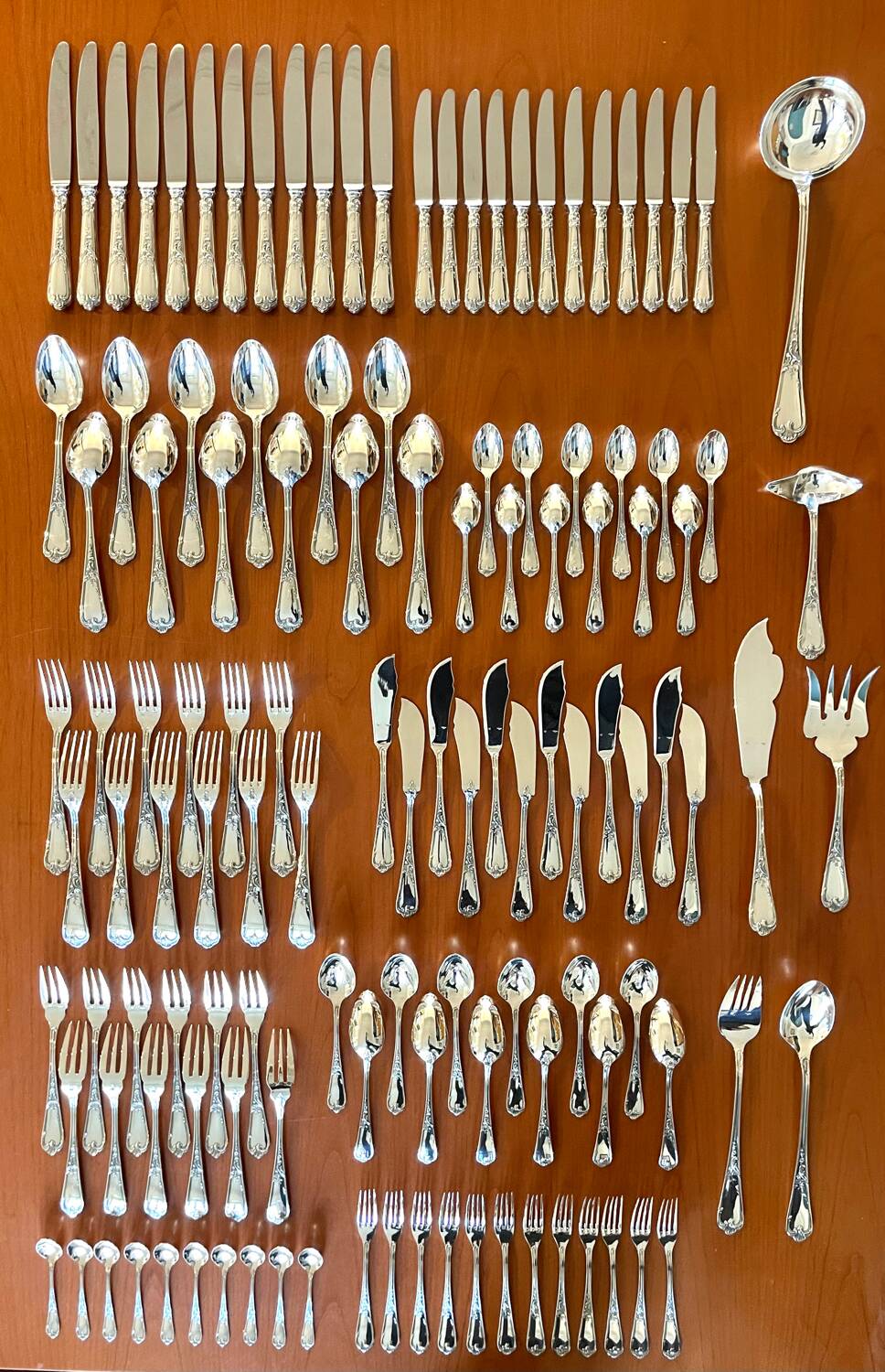 Ercuis cutlery set, 124 pieces, Louis XV style, in near-new condition.
