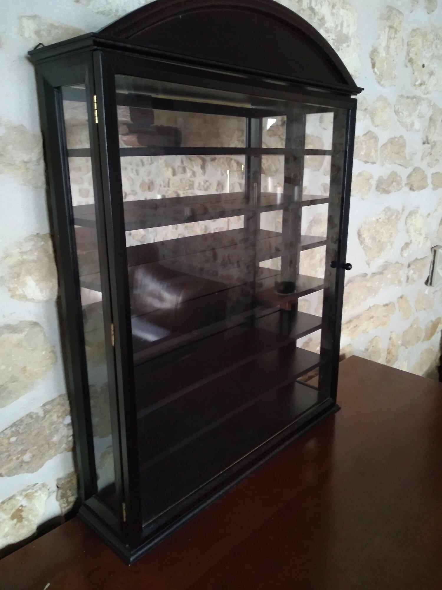 Small display case for collectibles