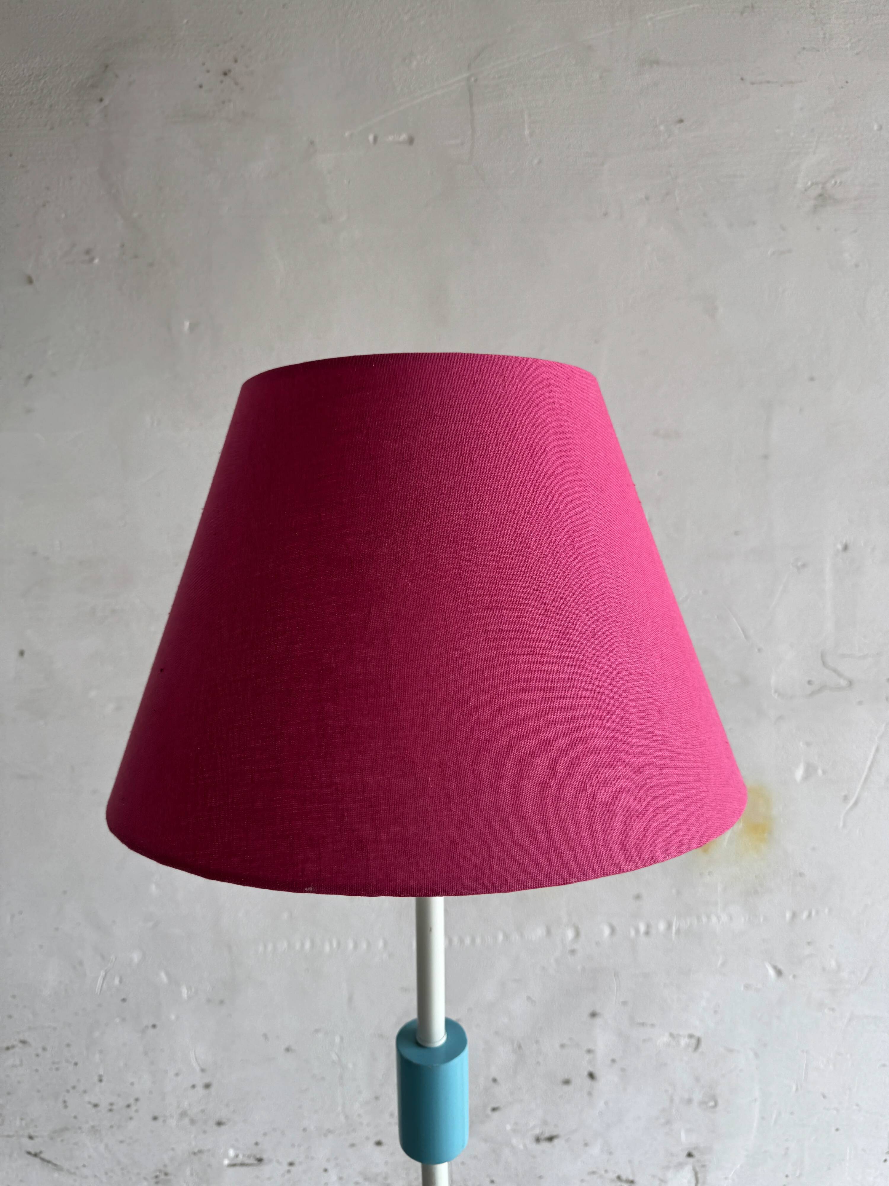 Lampadaire vintage IKEA en métal blanc avec abat-jour en tissu rose et accents colorés