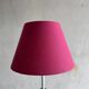 Lampadaire vintage IKEA en métal blanc avec abat-jour en tissu rose et accents colorés