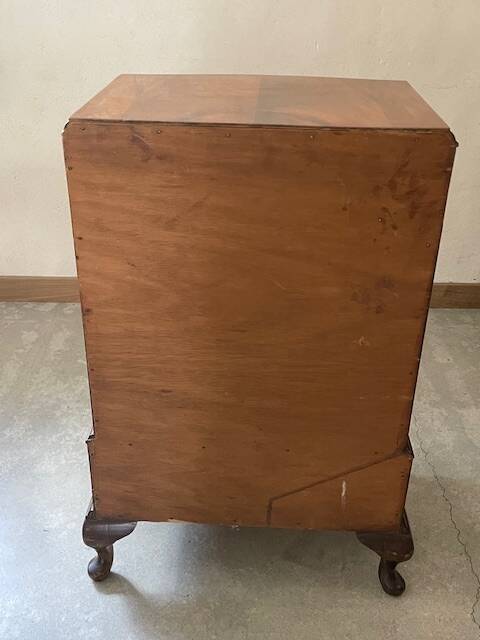mahogany chest of drawers