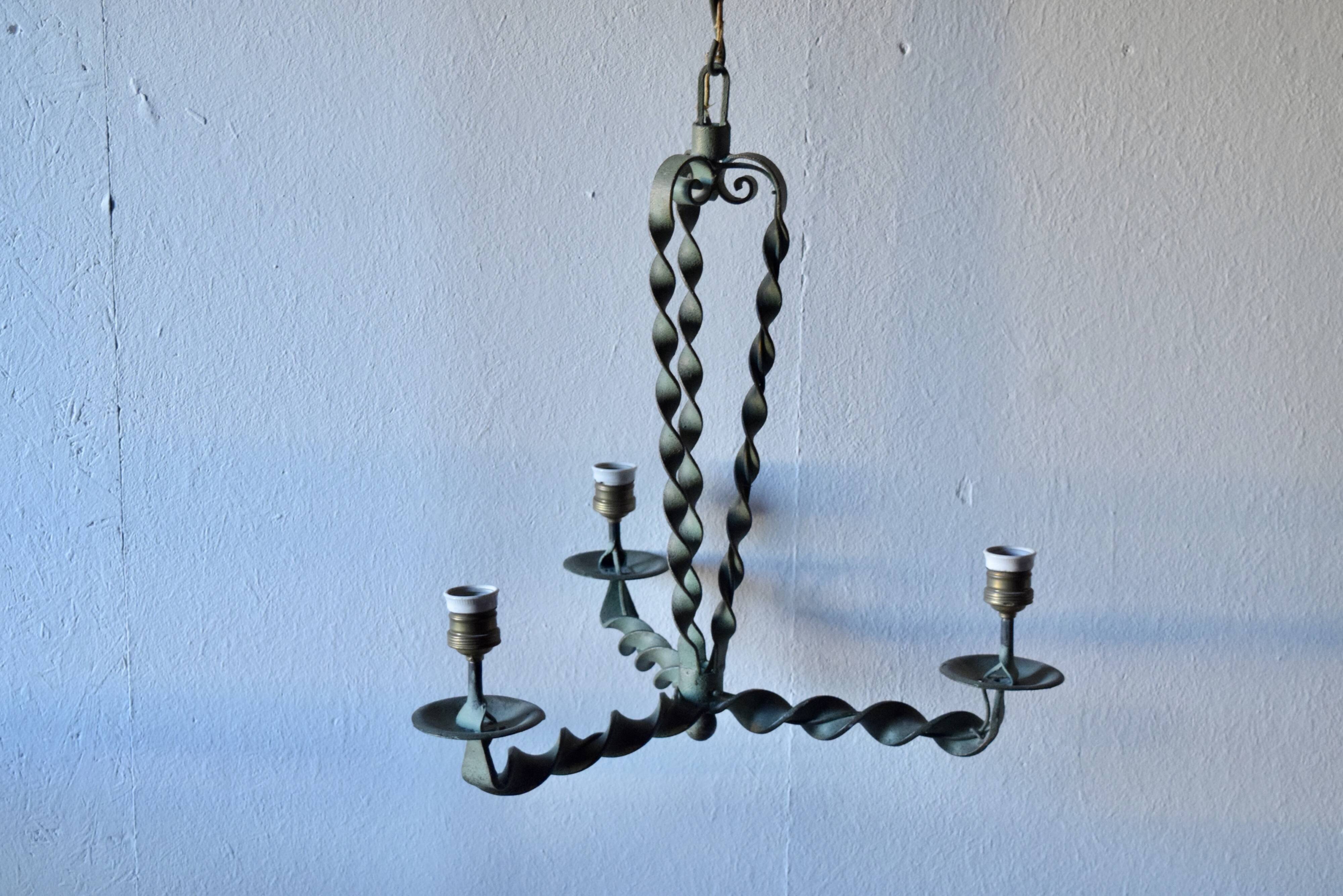 Ancien lustre en fer forgé
