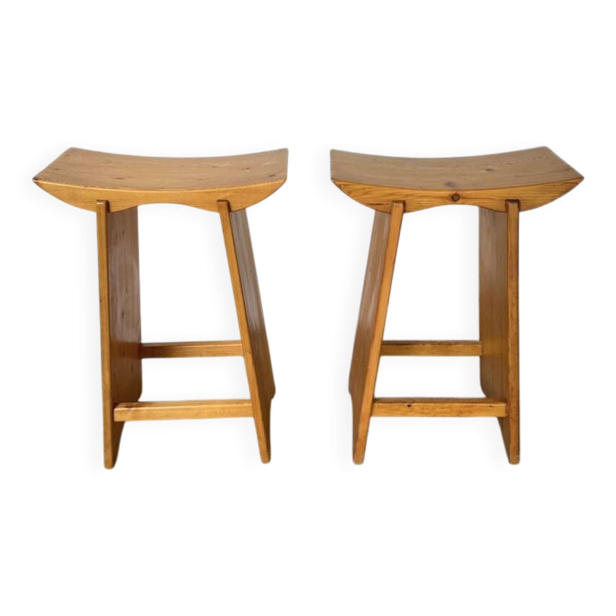 Scandinavian pine stools with Japanese inspiration.
