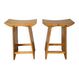 Scandinavian pine stools with Japanese inspiration.