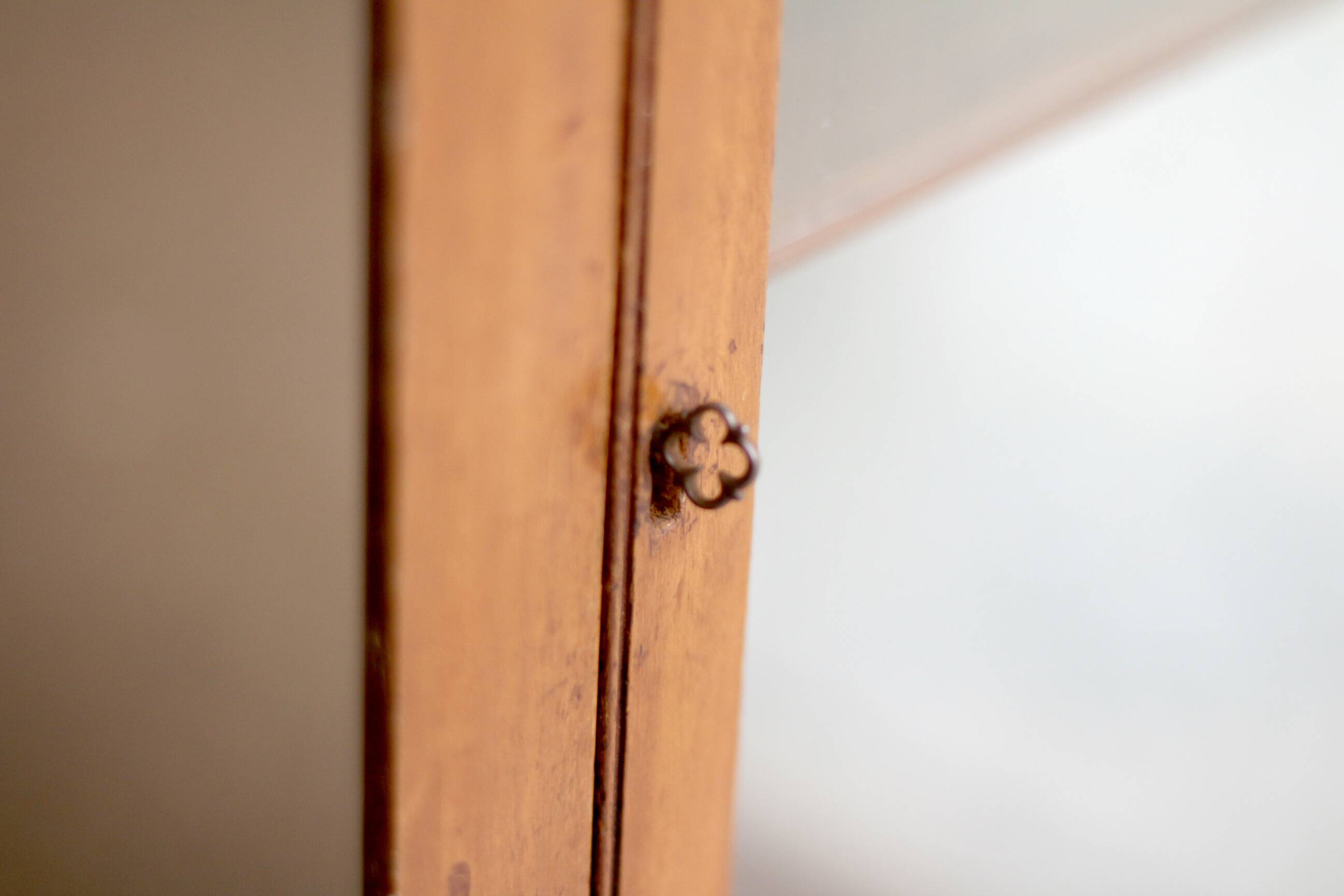 Adorable corner display cabinet in mahogany from the 29th century.