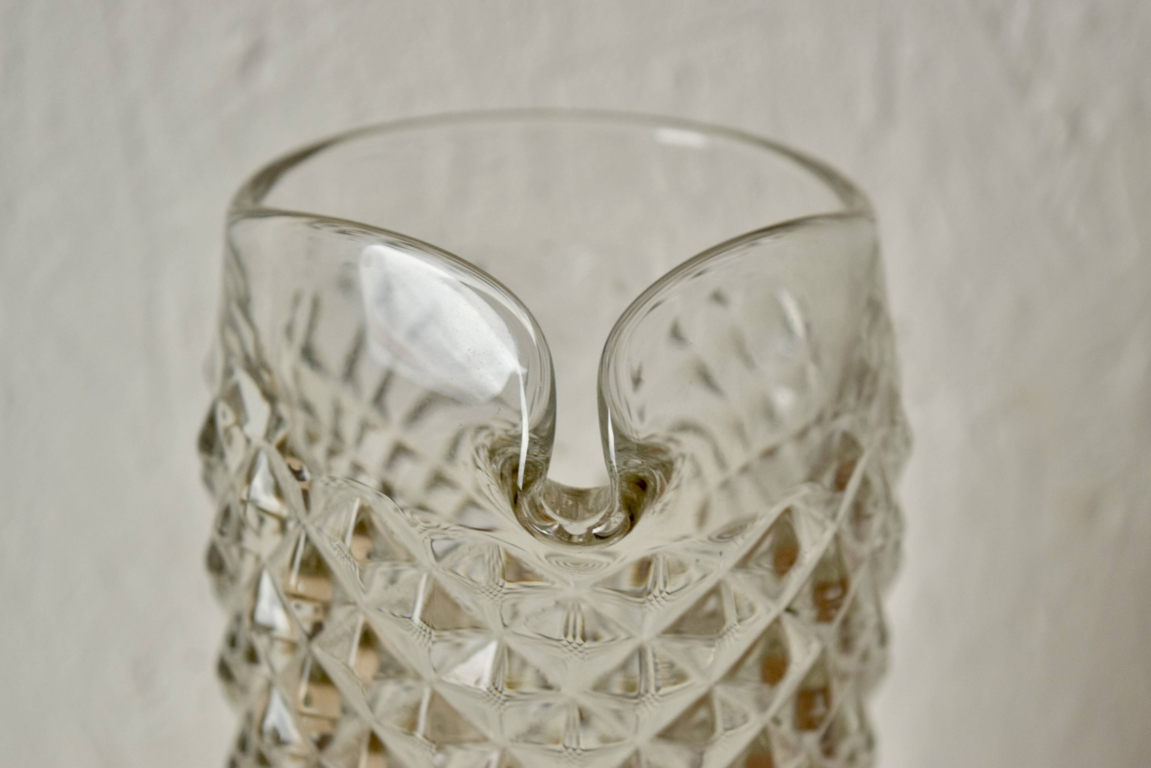 Carafe en verre moulé vintage
