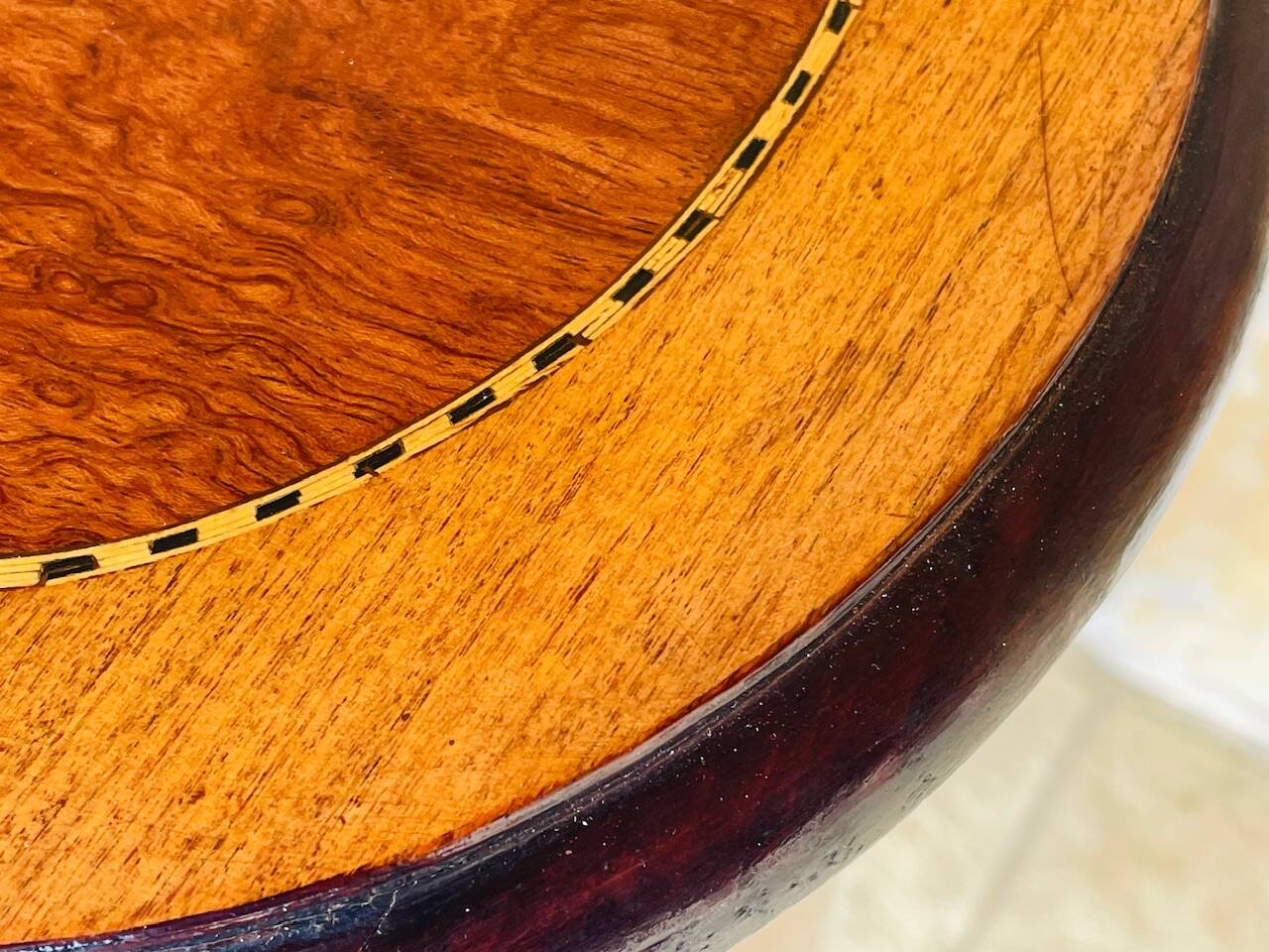 Commode style Louis XV en loupe d'orme et noyer