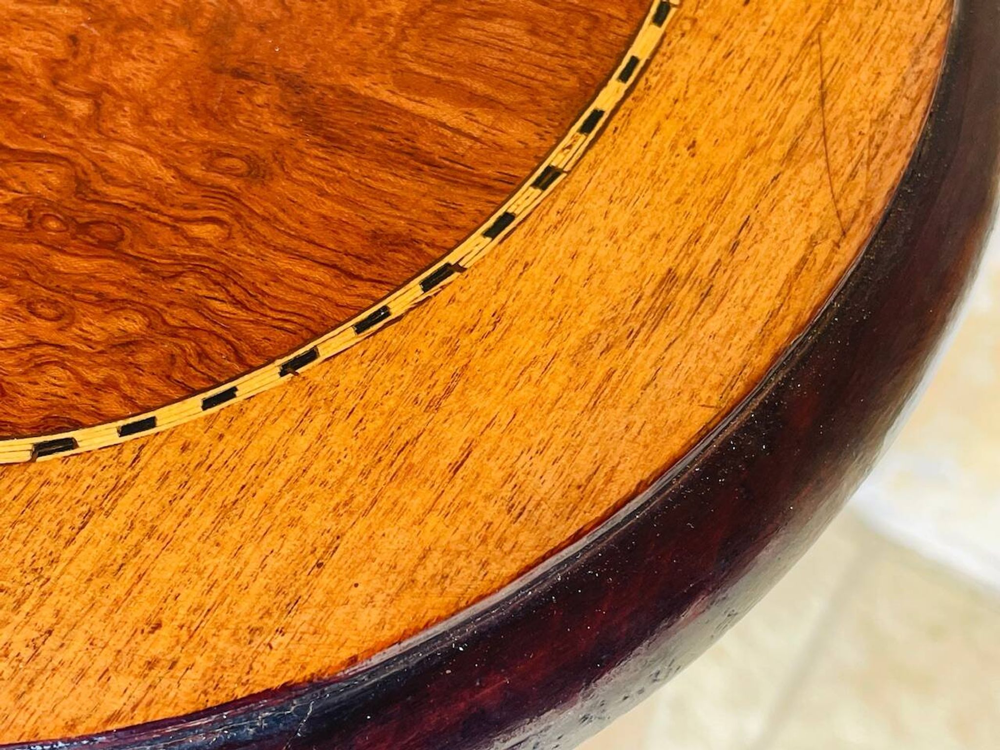 Commode style Louis XV en loupe d'orme et noyer