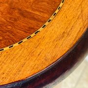 Commode style Louis XV en loupe d'orme et noyer