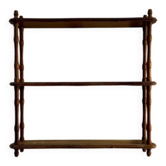 Étagère en bois tourné