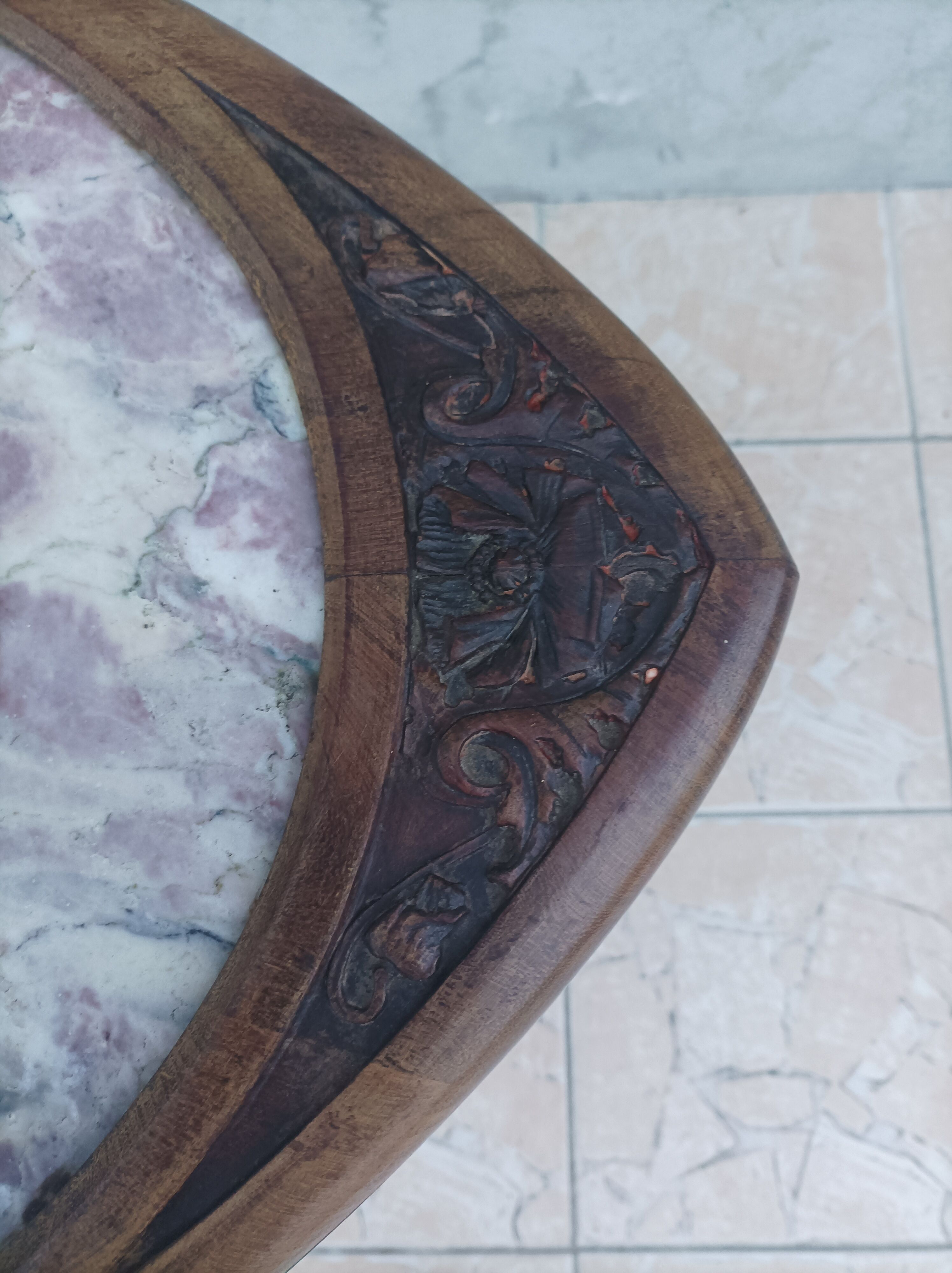 Table guéridon Art Nouveau en acajou et dessus en marbre