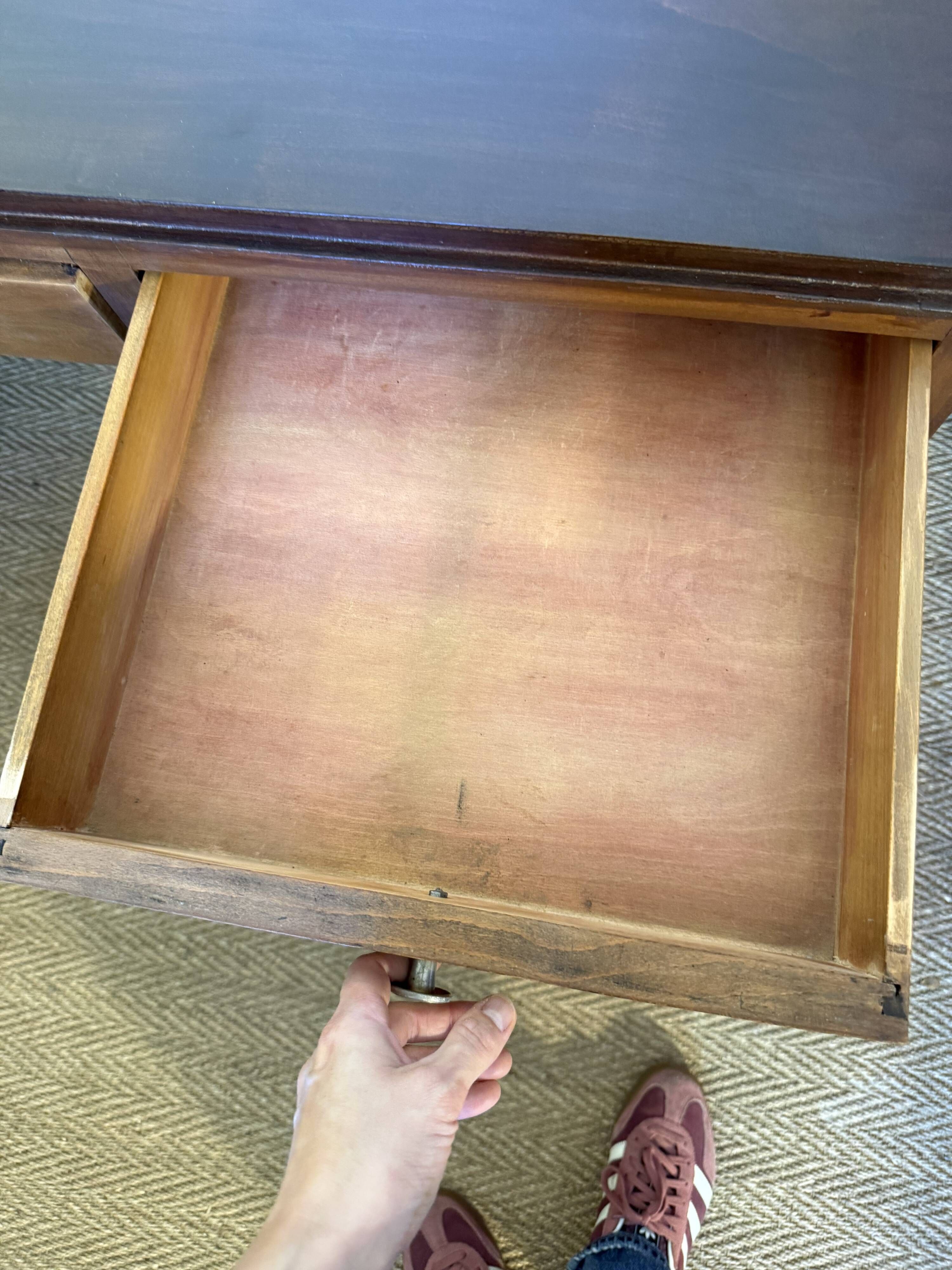 Art Deco desk in wood and walnut veneer.