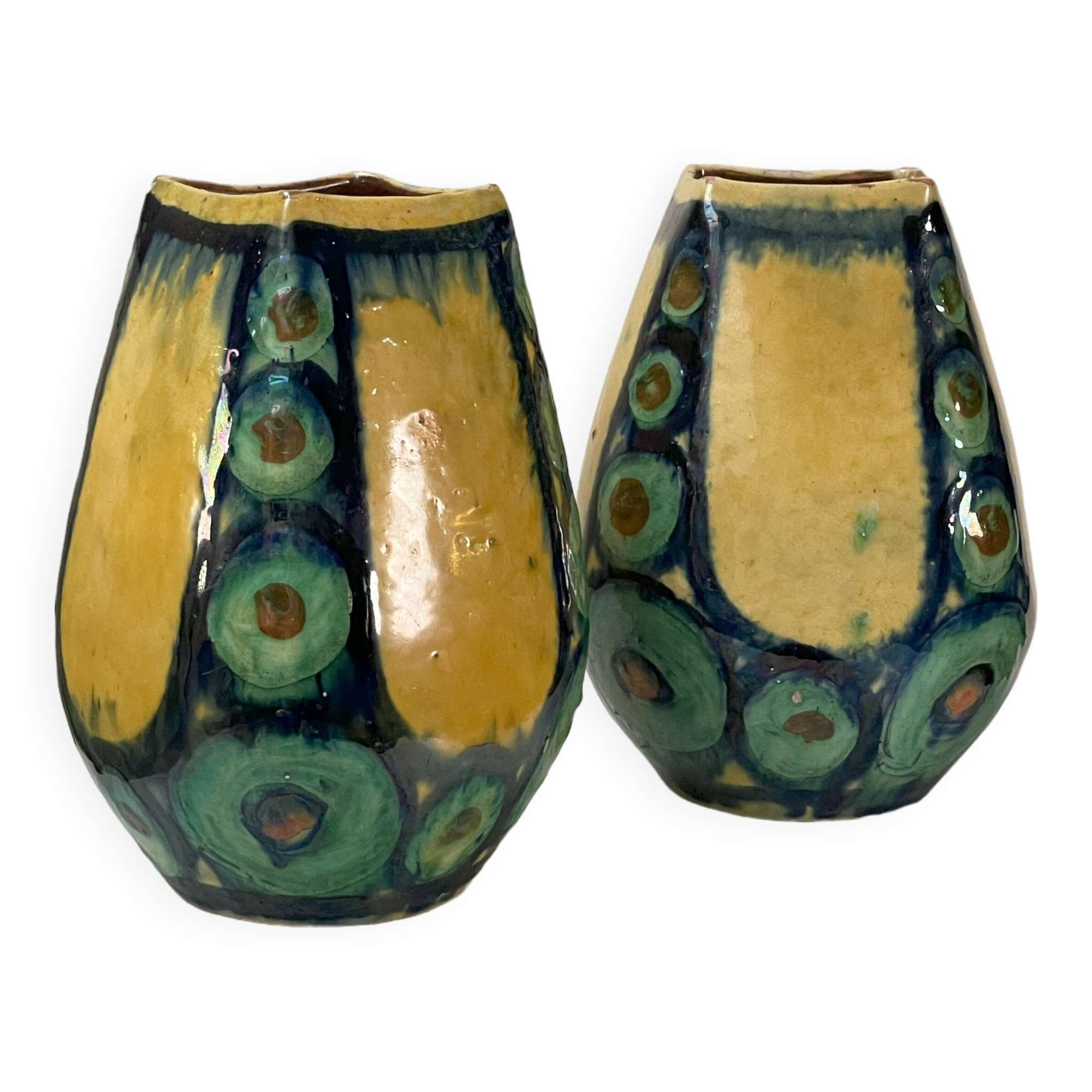 Une paire de vases verts et jaunes