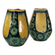 Une paire de vases verts et jaunes