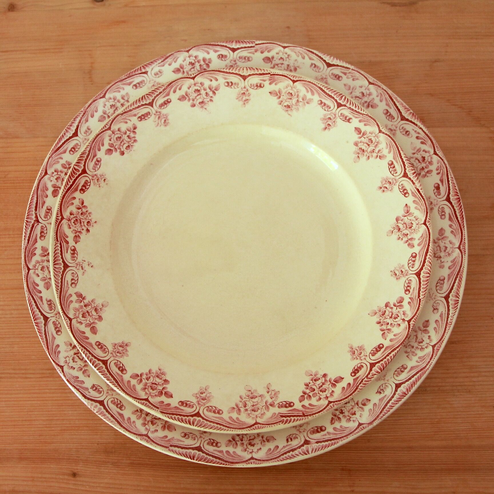 Pair of plates red motif Boulenger