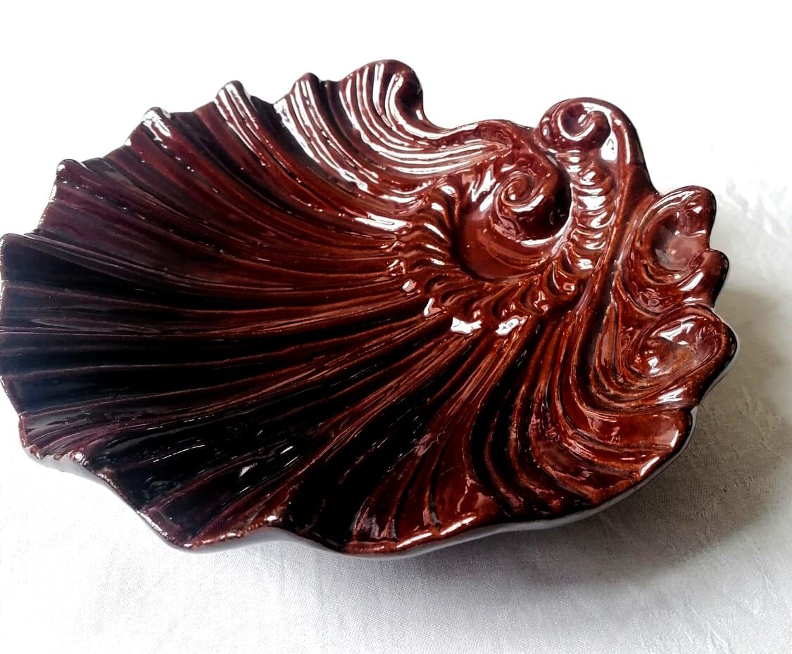 Shell cuts in roccoco earthenware