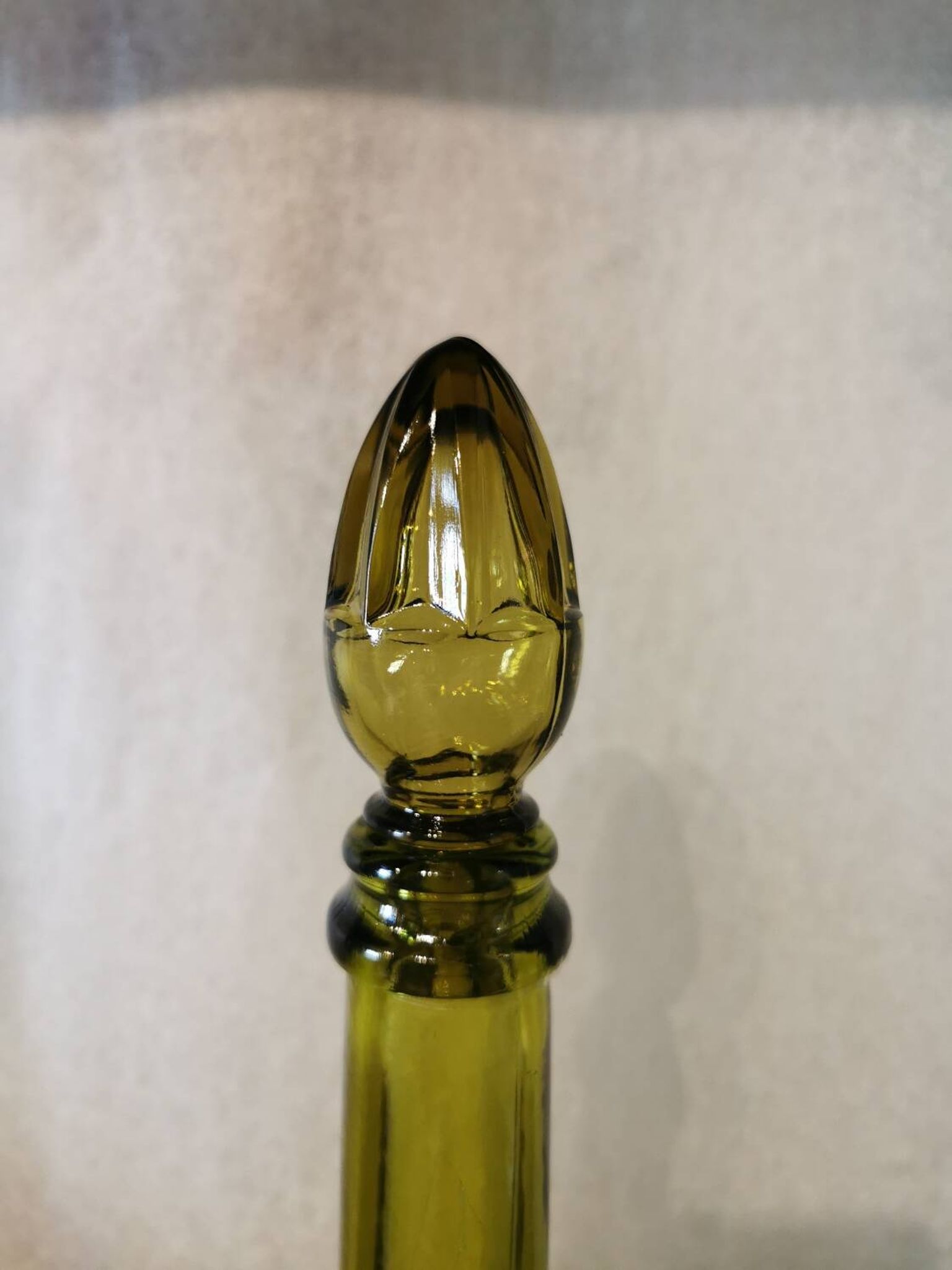 Carafe vintage en verre vert olive