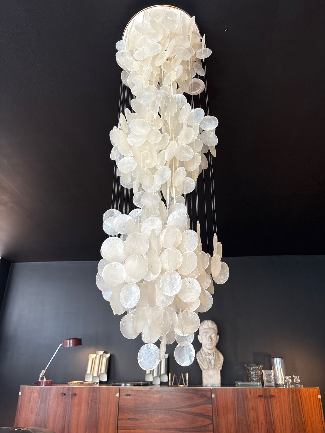 Mother-of-pearl suspension