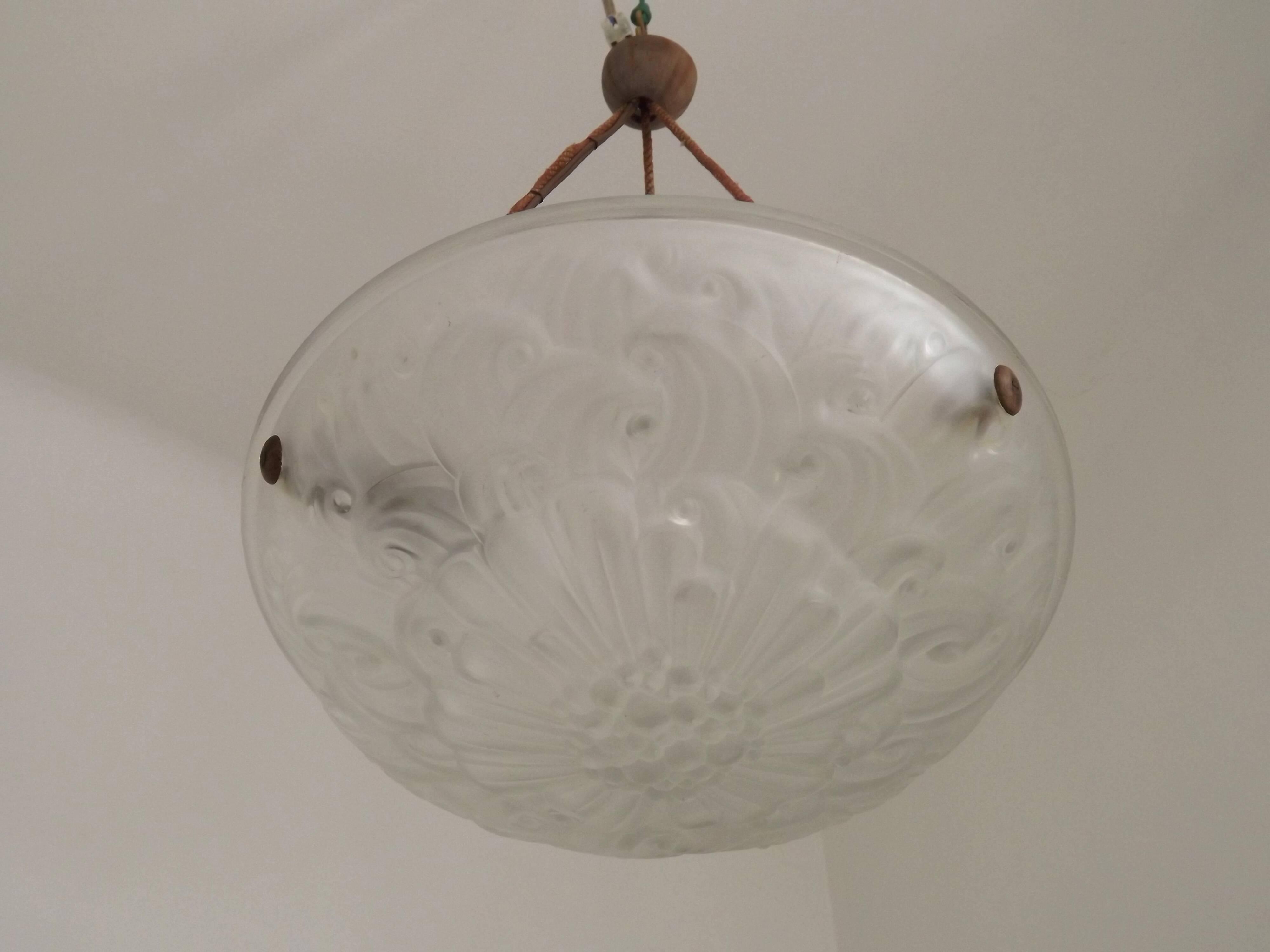 Lustre en pâte de verre blanche Art Déco français signé Sousman Déposé.